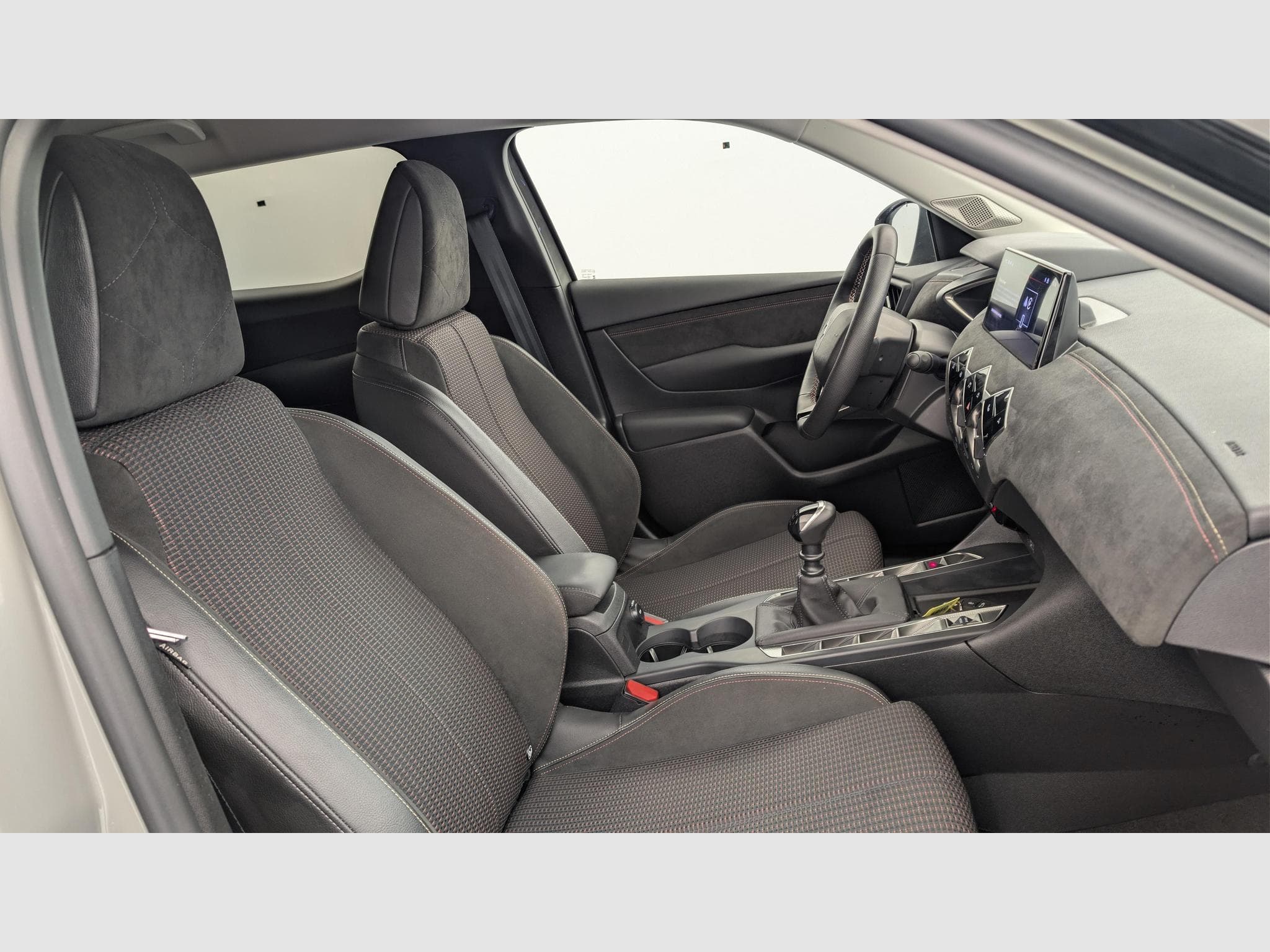 DS Automobiles DS3 PureTech 100 BVM6 Performance Line (2024) - Foto 9