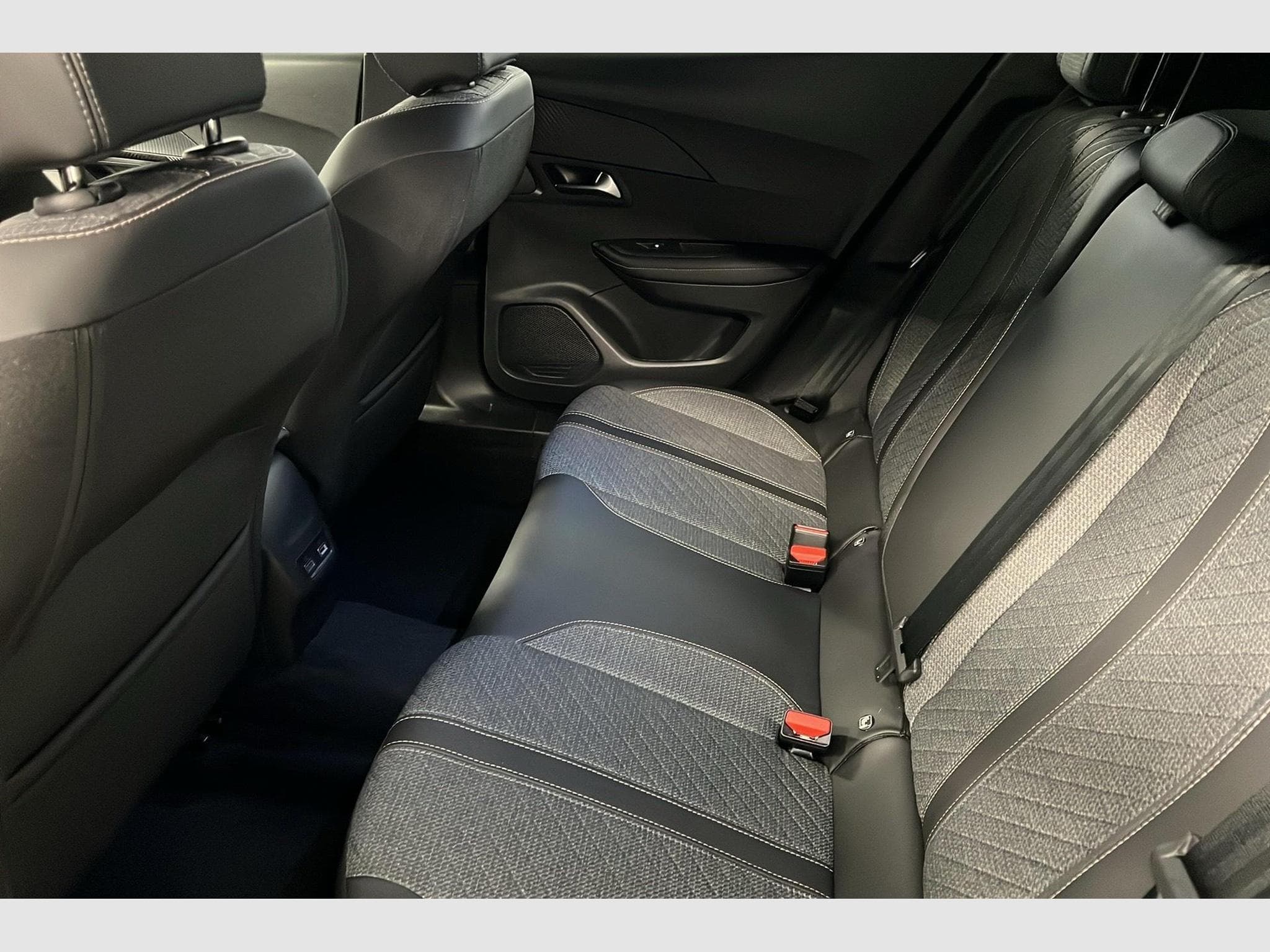 Peugeot 2008 PureTech 100 S&S BVM6 Allure (2024) - Foto 16