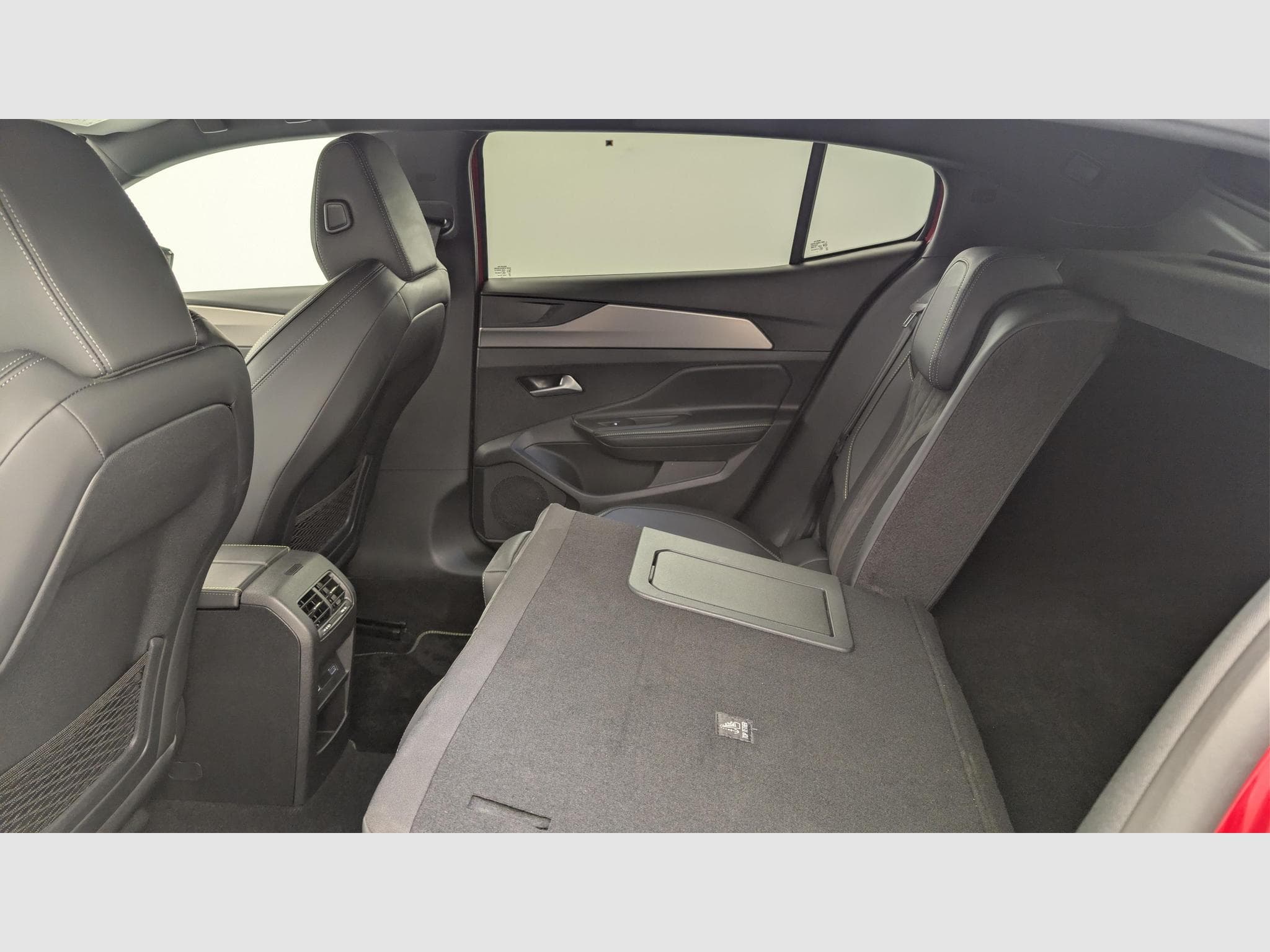 Peugeot 408 Hybrid 145 e-DCS6 GT (2025) - Photo 12