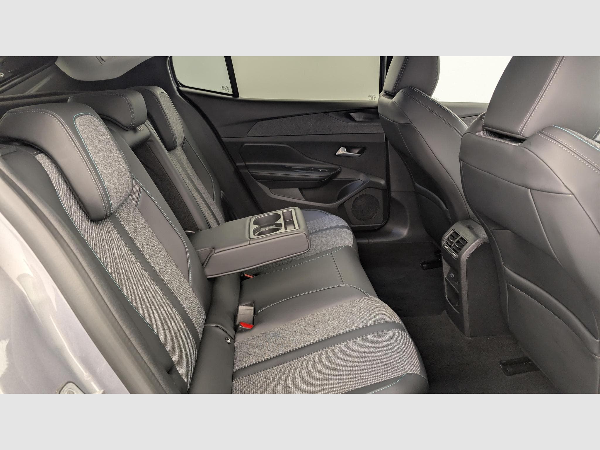 Peugeot 408 Hybrid 136 e-DCS6 Allure (2024) - Photo 10