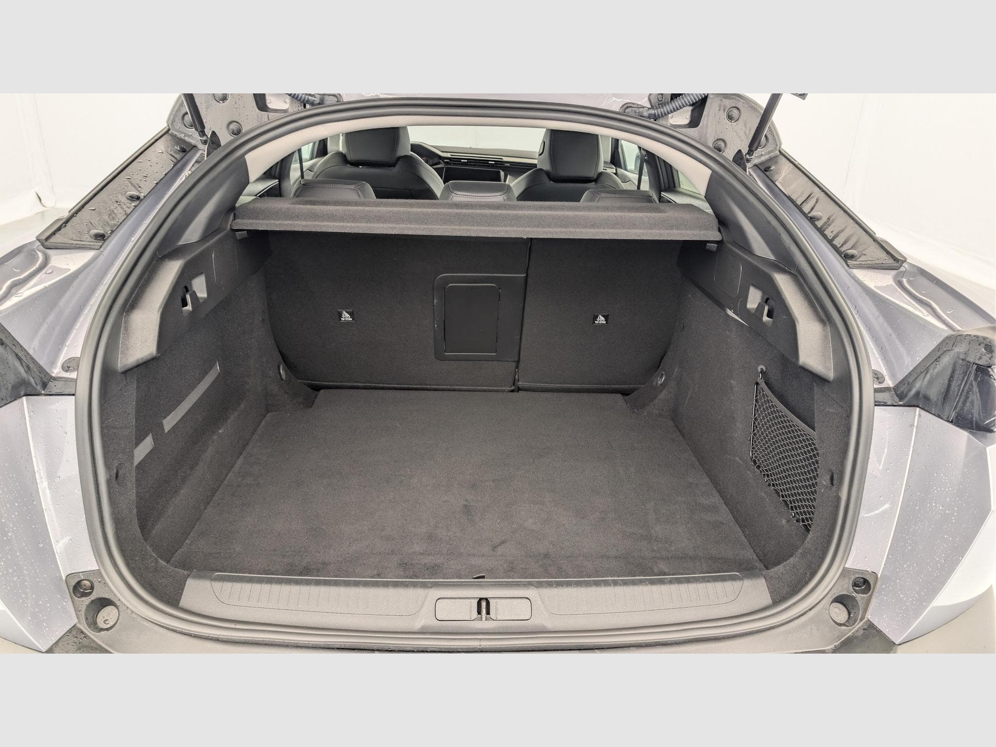 Peugeot 408 Hybrid 136 e-DCS6 Allure (2024) - Photo 11