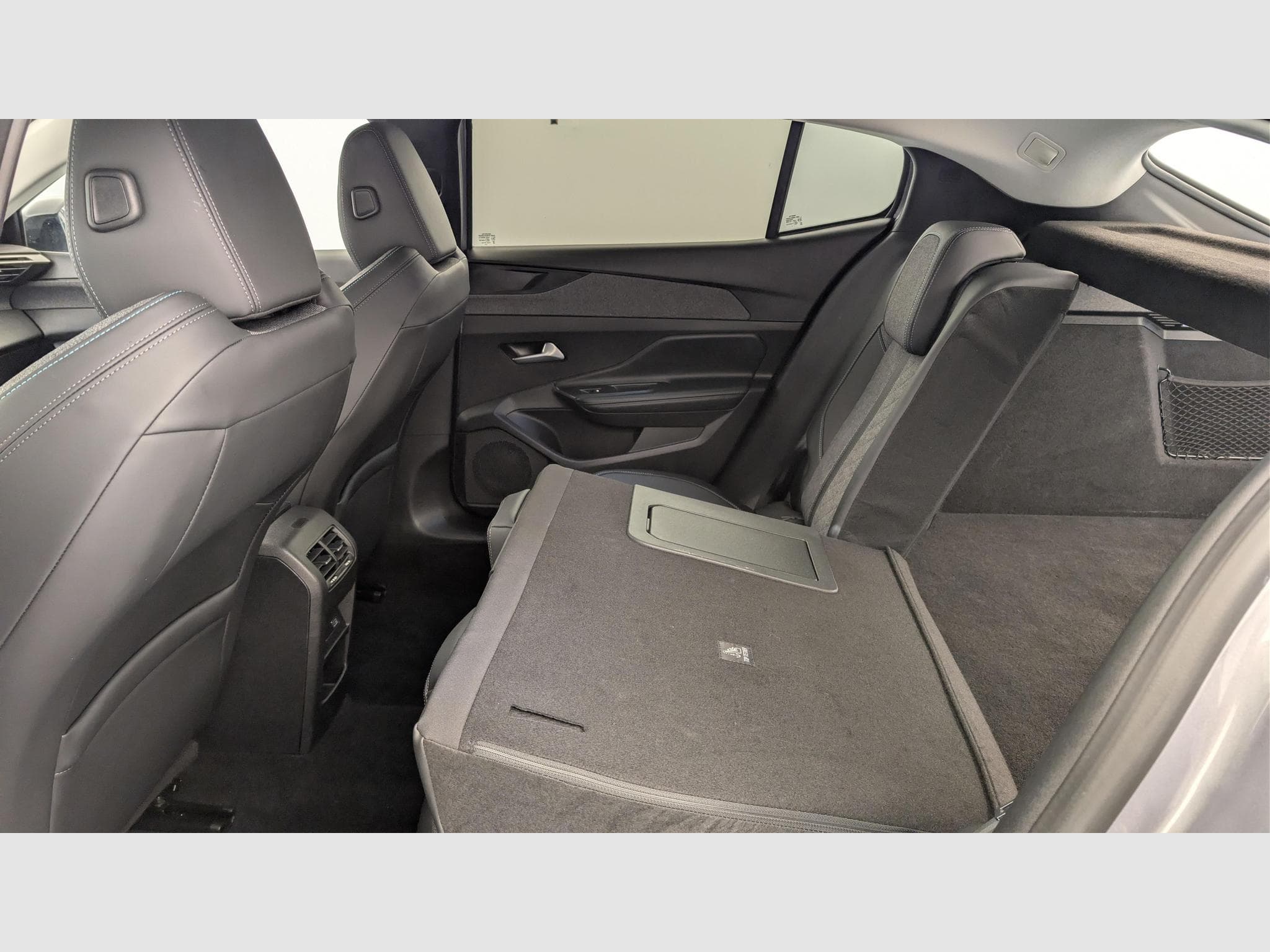 Peugeot 408 Hybrid 136 e-DCS6 Allure (2024) - Photo 12