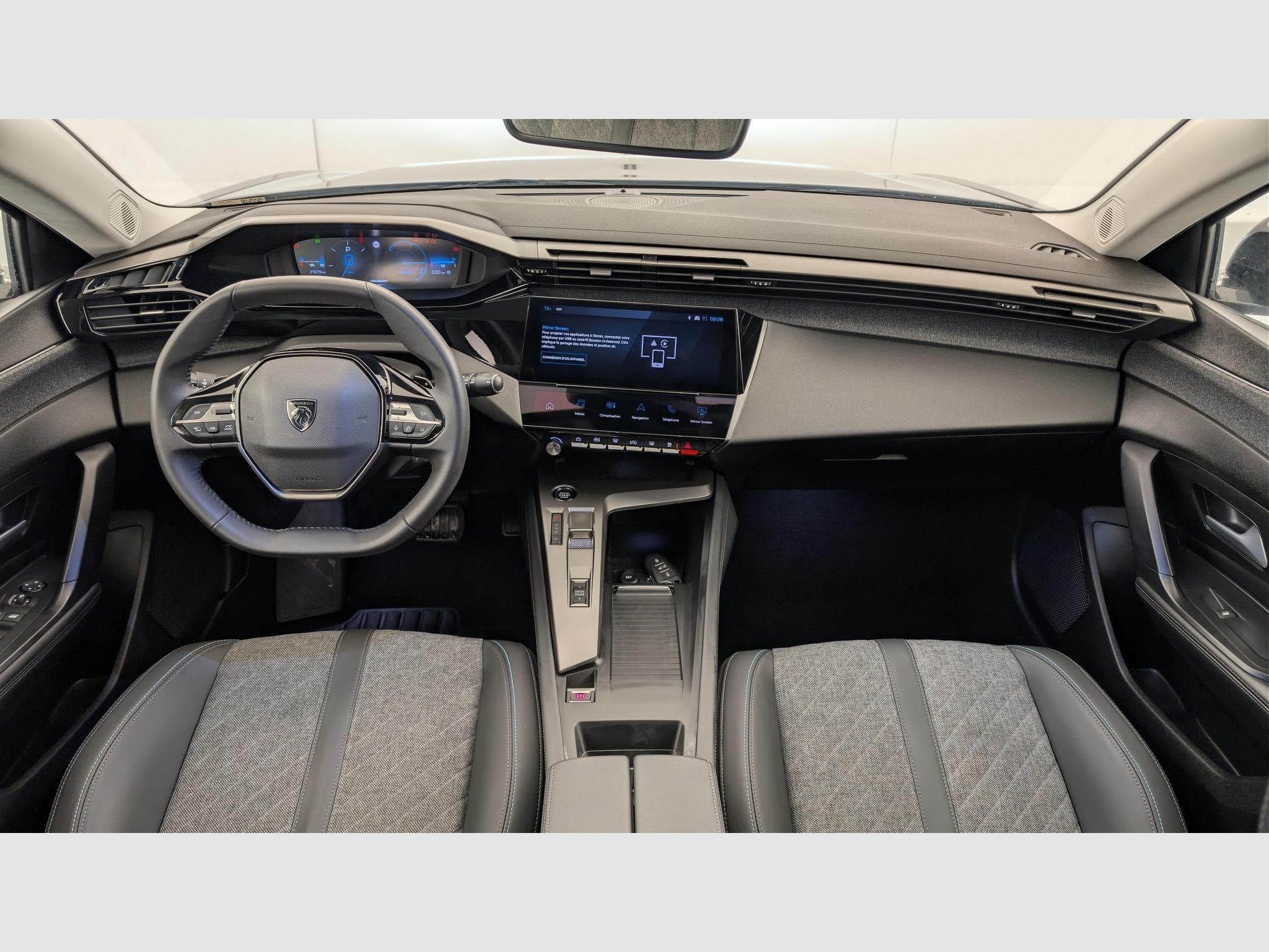 Peugeot 408 Hybrid 136 e-DCS6 Allure (2024) - Photo 13
