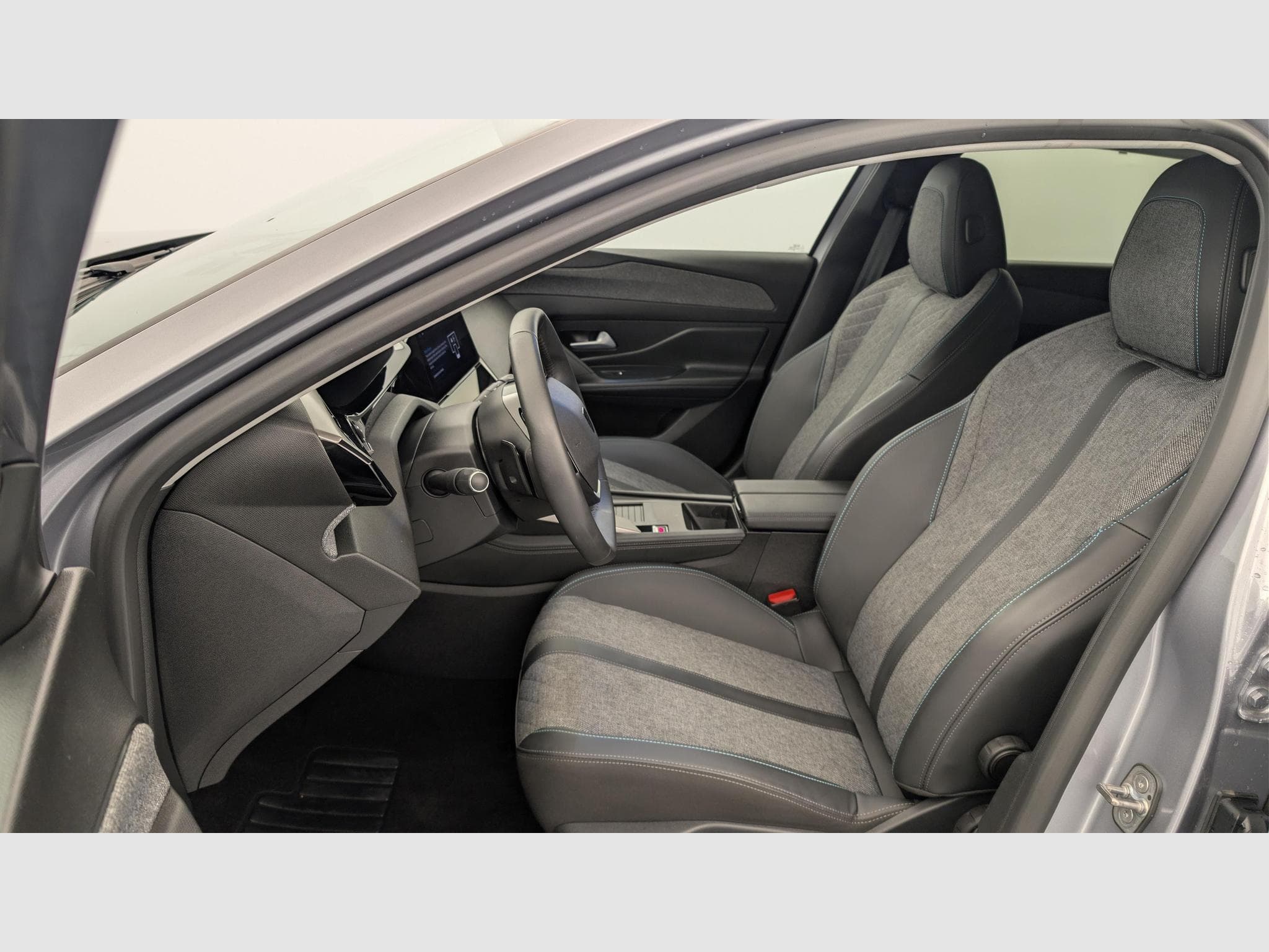 Peugeot 408 Hybrid 136 e-DCS6 Allure (2024) - Photo 16