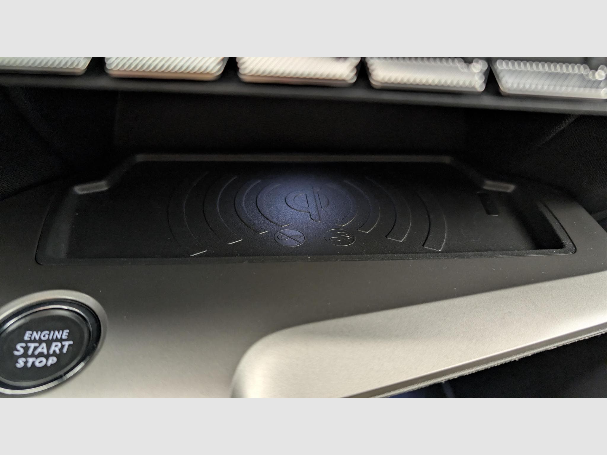 Peugeot 408 Hybrid 136 e-DCS6 Allure (2024) - Photo 20
