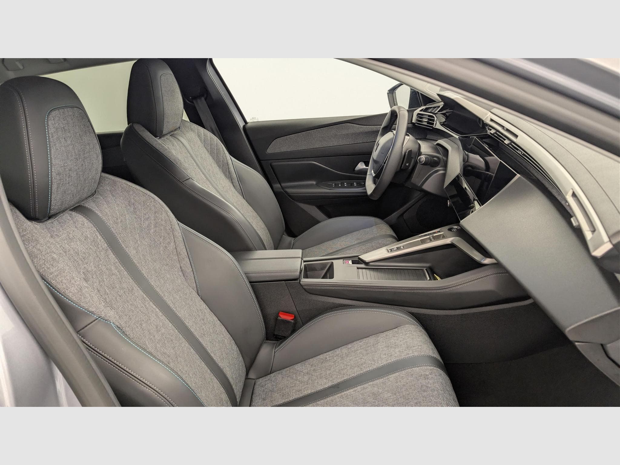 Peugeot 408 Hybrid 136 e-DCS6 Allure (2024) - Photo 9