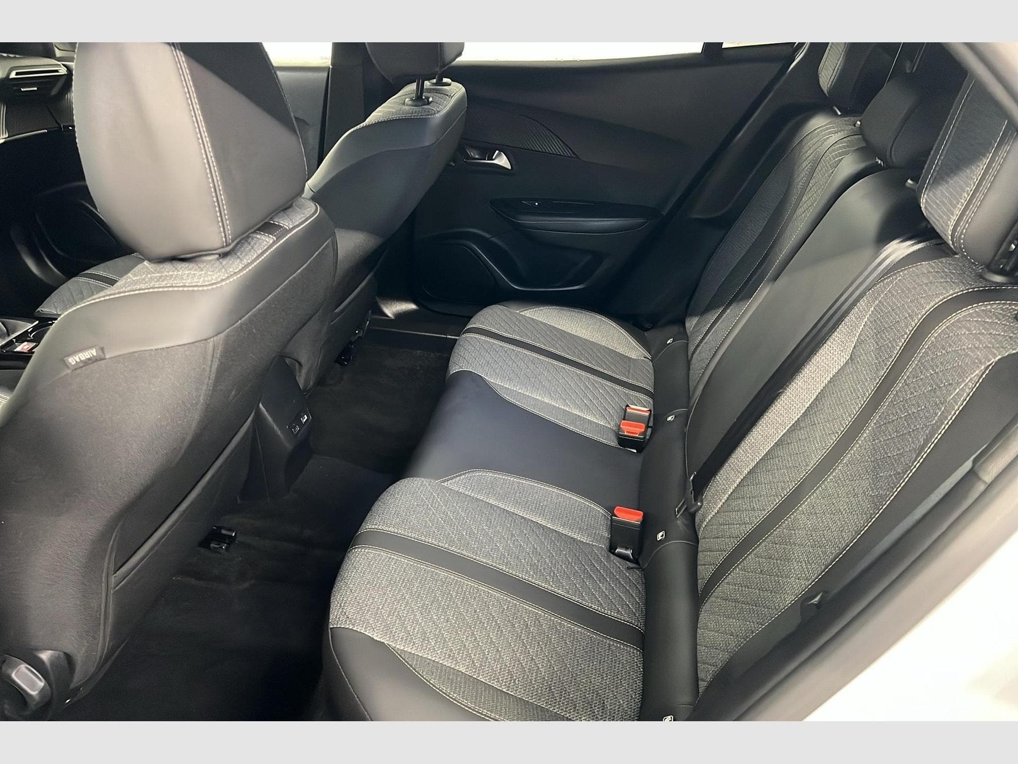Peugeot 2008 100 S&S BVM6 Allure (2025) - Photo 10