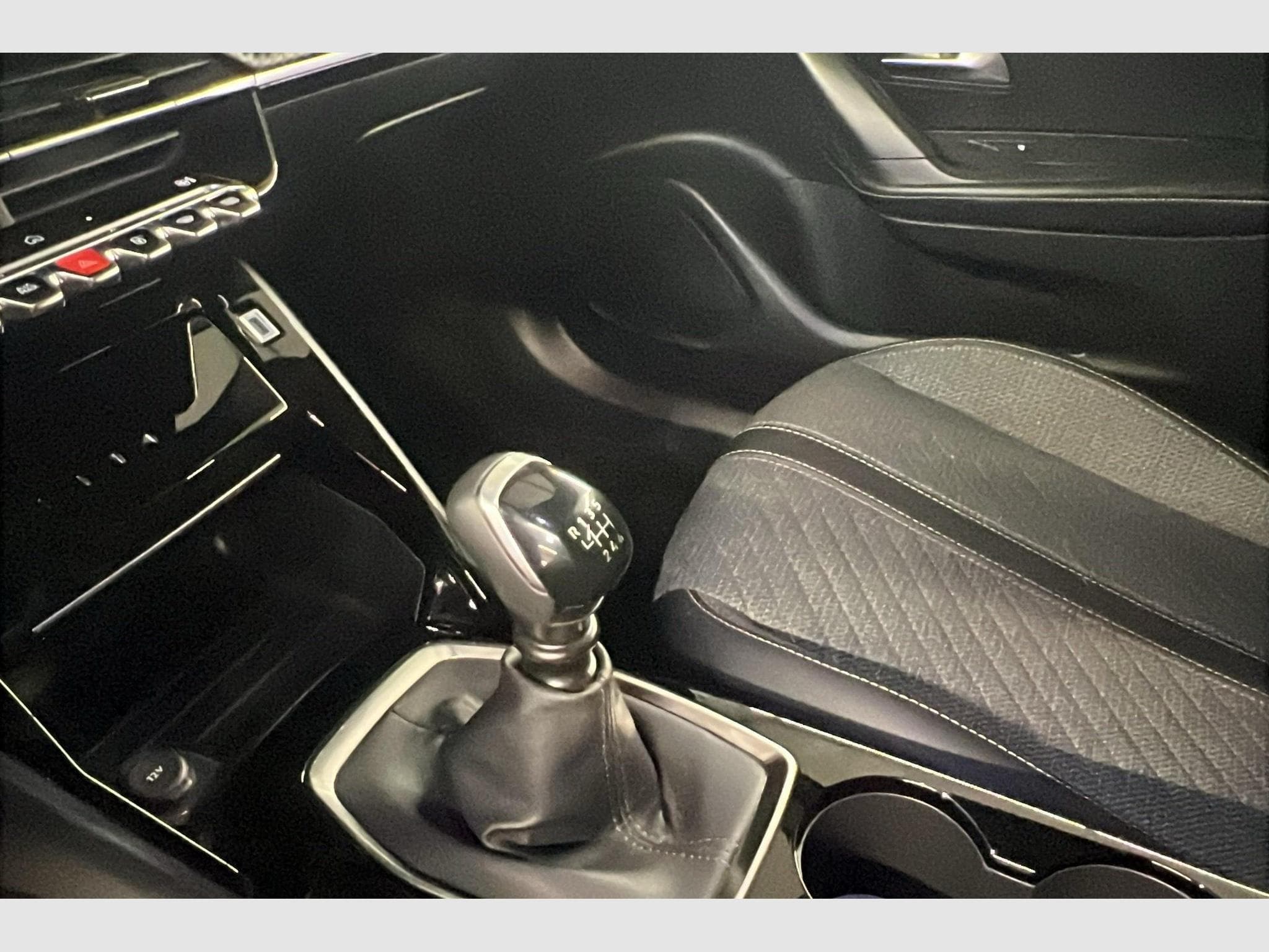 Peugeot 2008 100 S&S BVM6 Allure (2025) - Photo 16