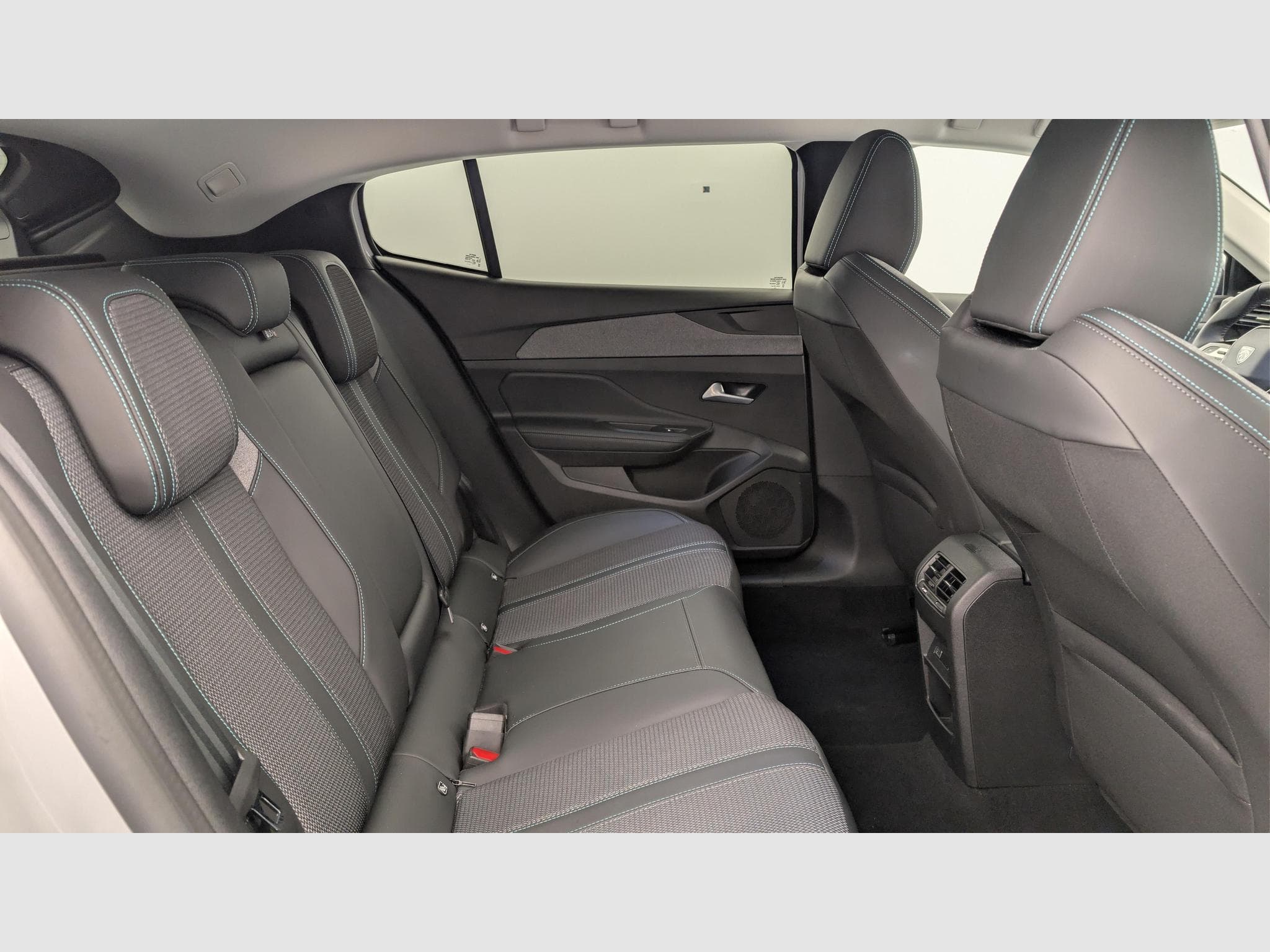 Peugeot 408 Hybrid 136 e-DCS6 Allure (2024) - Photo 10