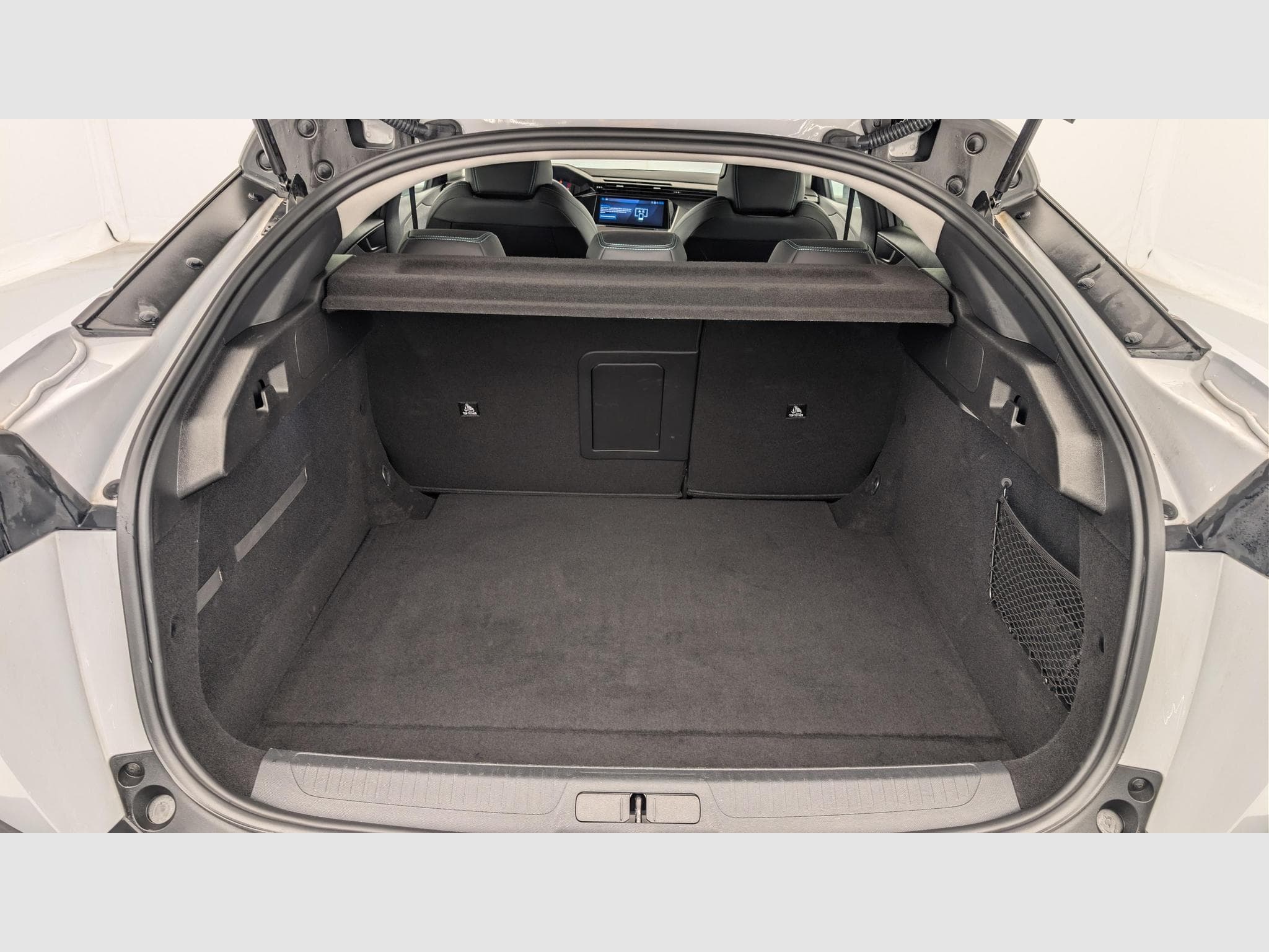 Peugeot 408 Hybrid 136 e-DCS6 Allure (2024) - Photo 11