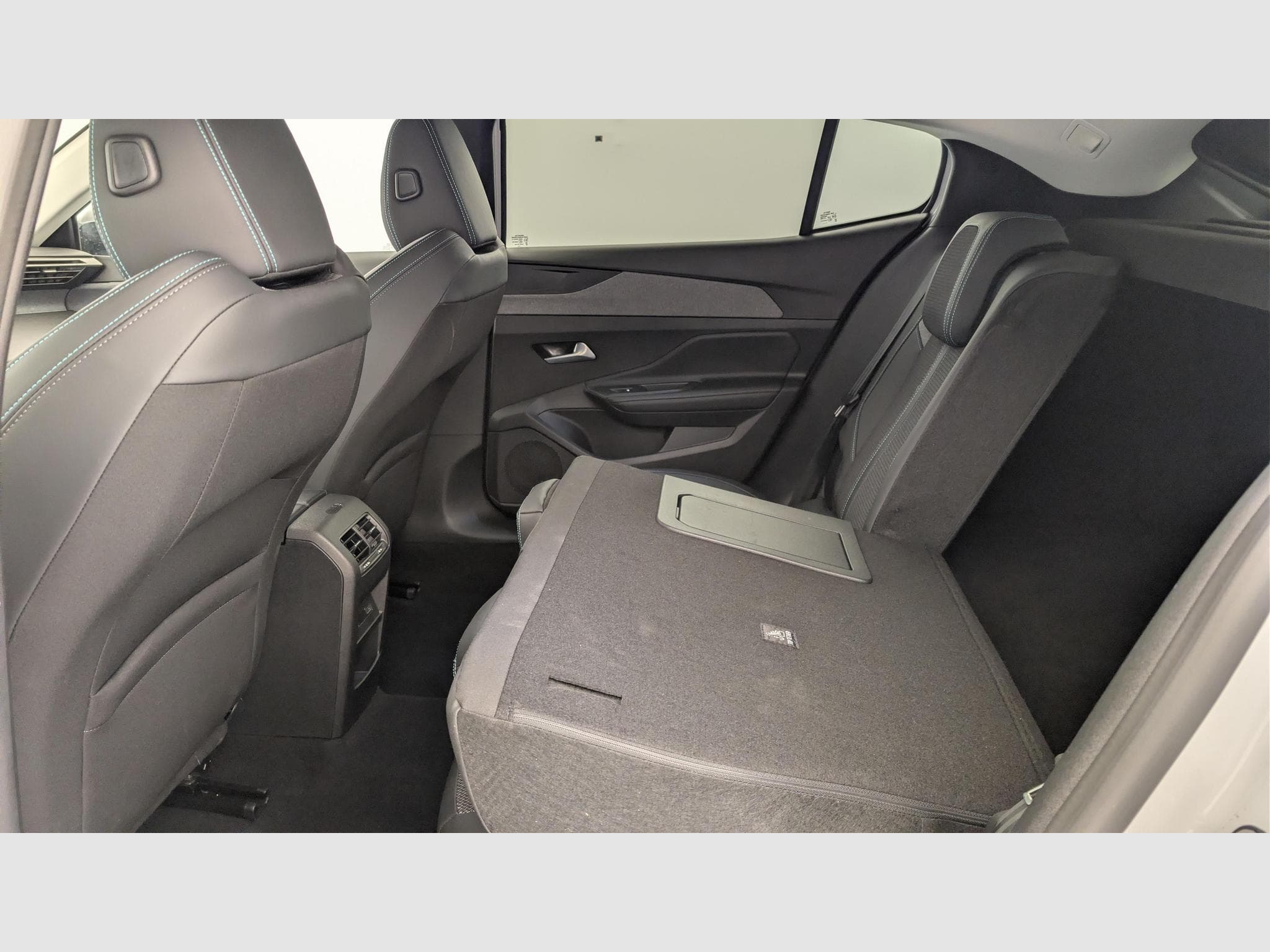 Peugeot 408 Hybrid 136 e-DCS6 Allure (2024) - Photo 12