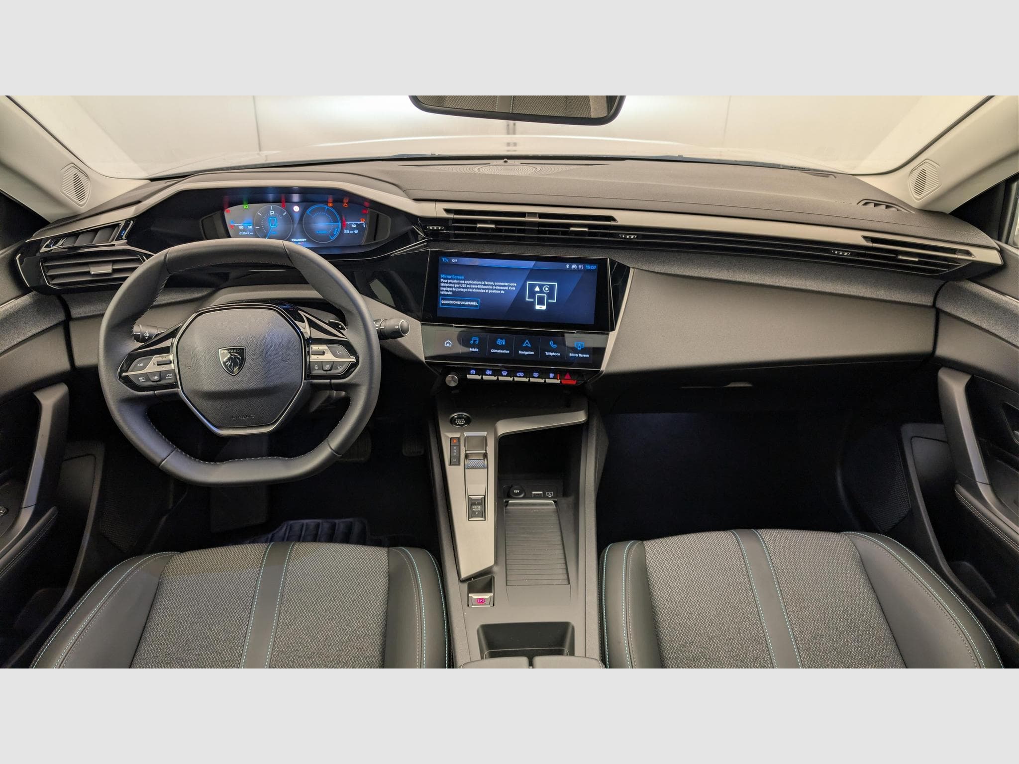 Peugeot 408 Hybrid 136 e-DCS6 Allure (2024) - Photo 13