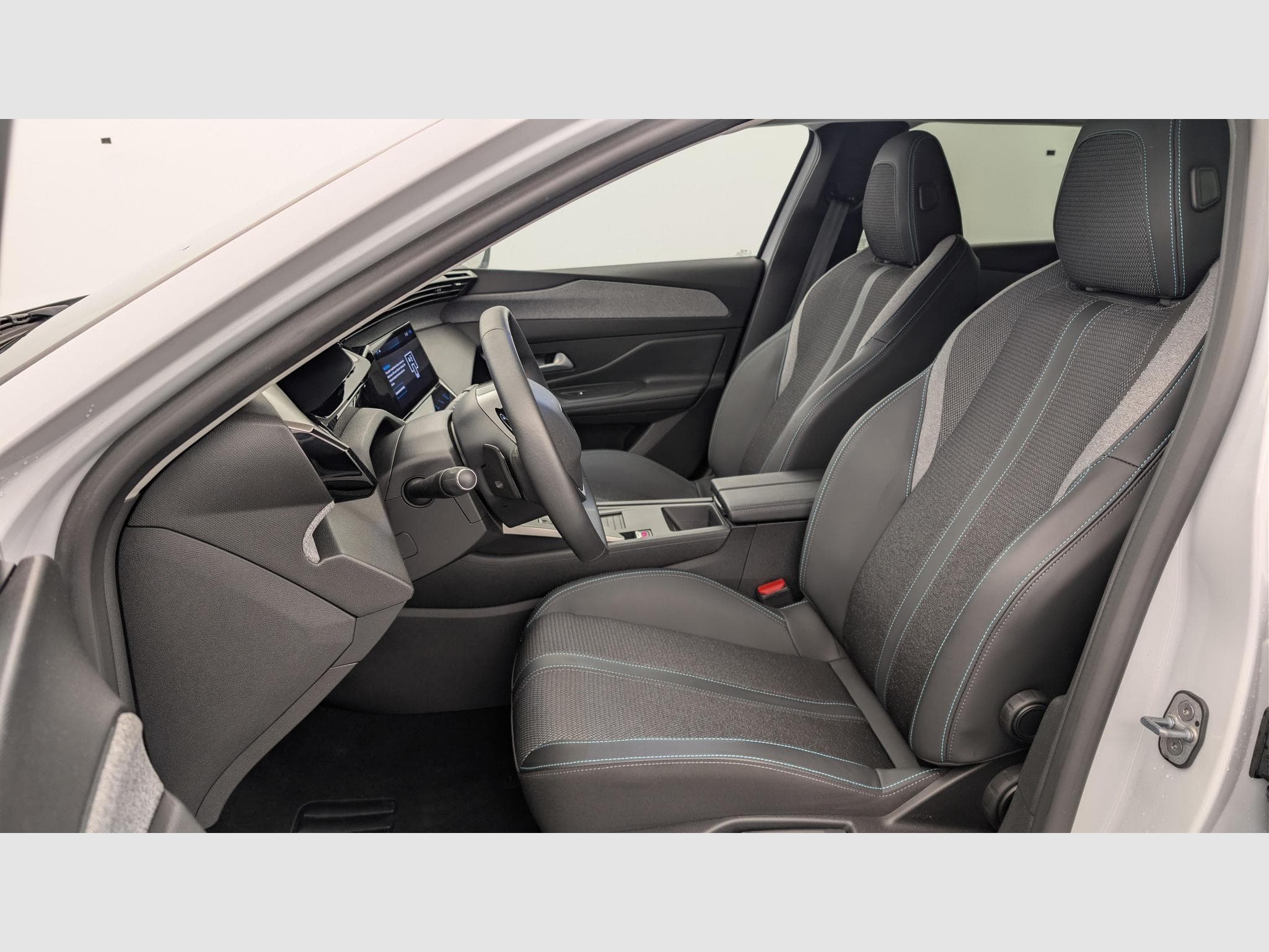 Peugeot 408 Hybrid 136 e-DCS6 Allure (2024) - Photo 16