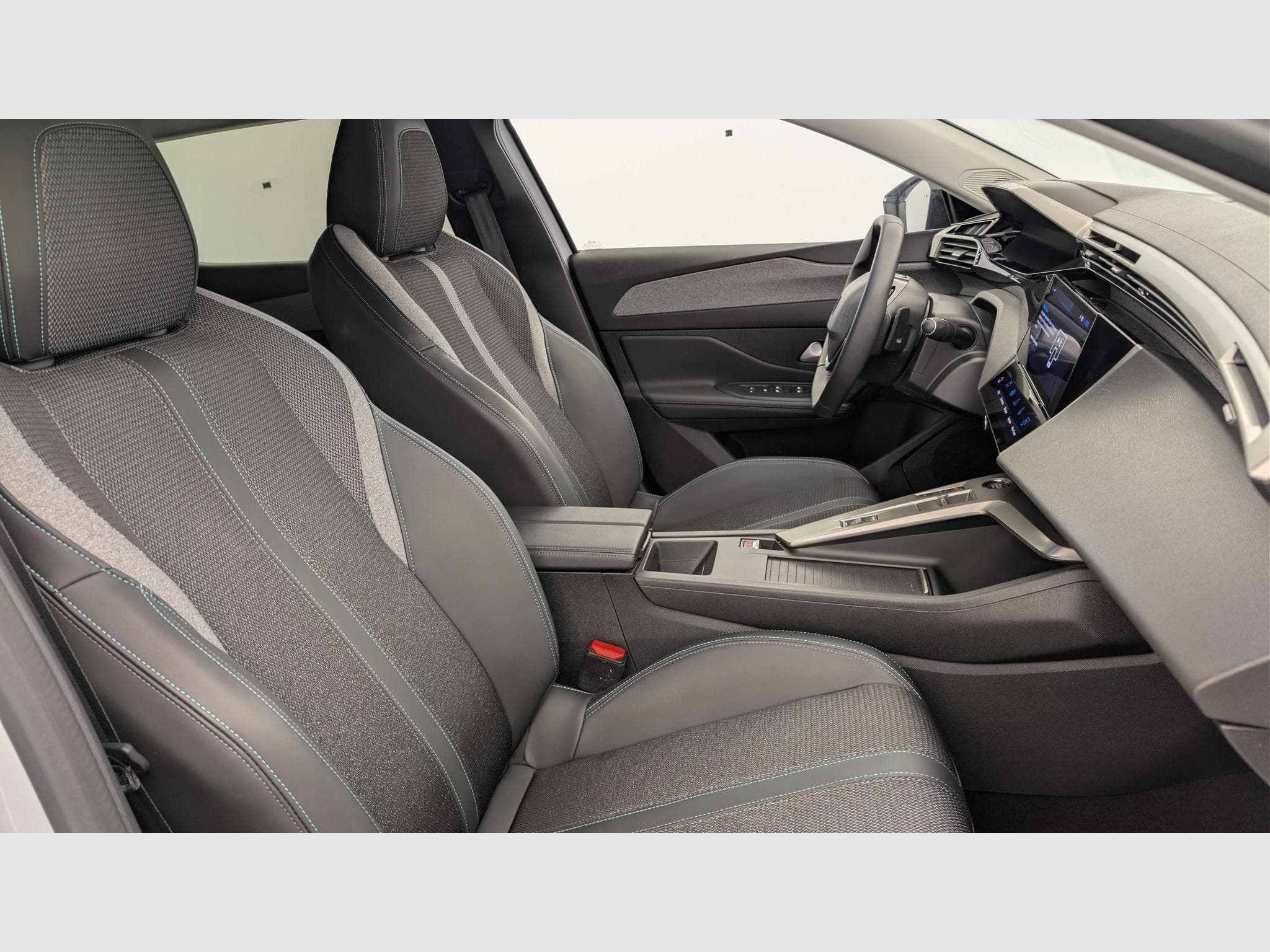 Peugeot 408 Hybrid 136 e-DCS6 Allure (2024) - Photo 9