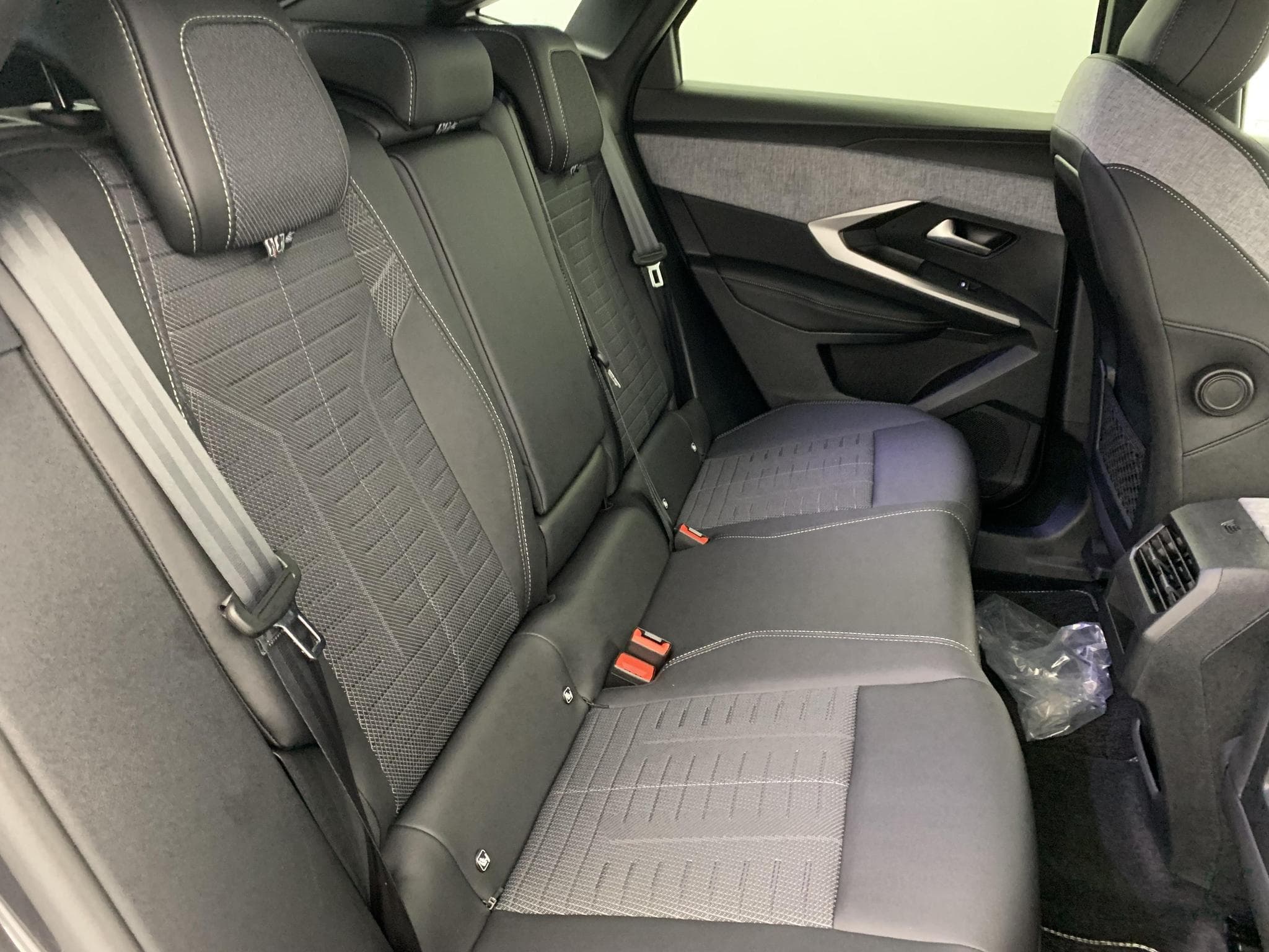 Peugeot 3008 Hybrid 145 e-DCS6 GT (2025) - Photo 10