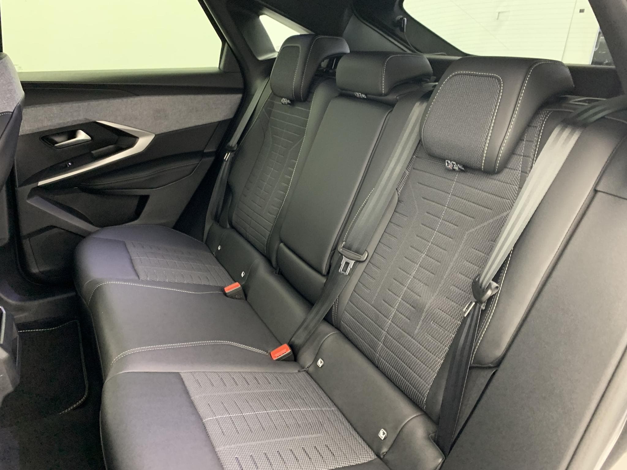 Peugeot 3008 Hybrid 145 e-DCS6 GT (2025) - Photo 19