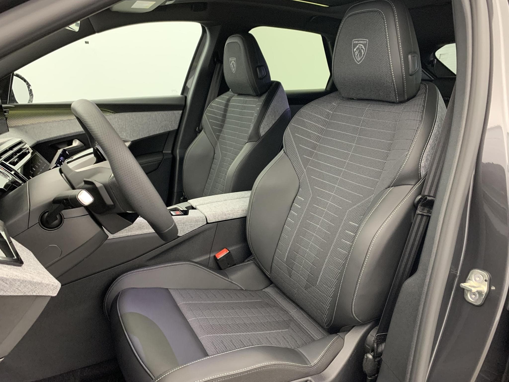 Peugeot 3008 Hybrid 145 e-DCS6 GT (2025) - Photo 20