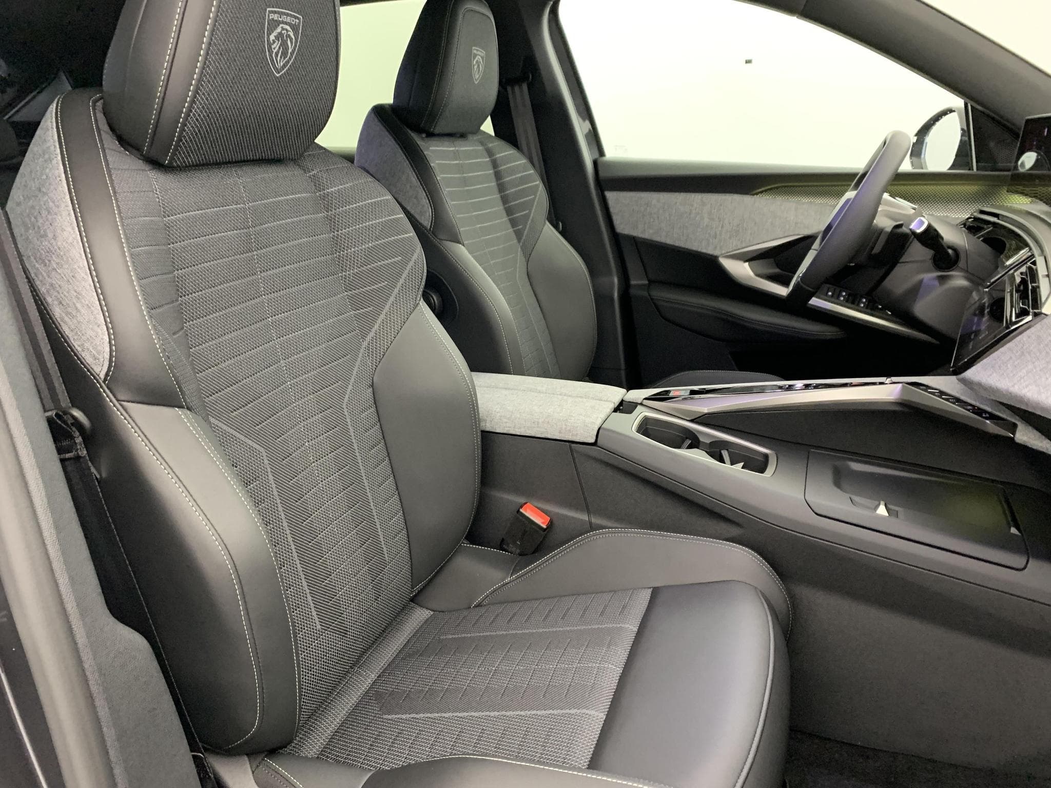 Peugeot 3008 Hybrid 145 e-DCS6 GT (2025) - Photo 9