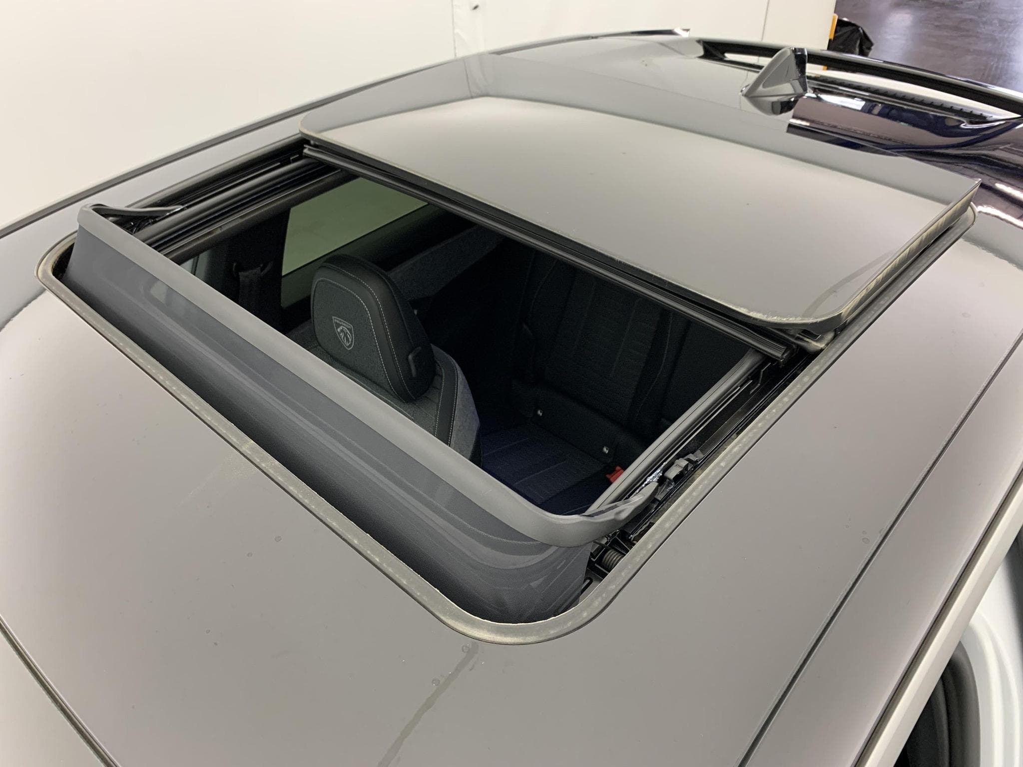 Peugeot 3008 Hybrid 145 e-DCS6 GT (2025) - Photo 10