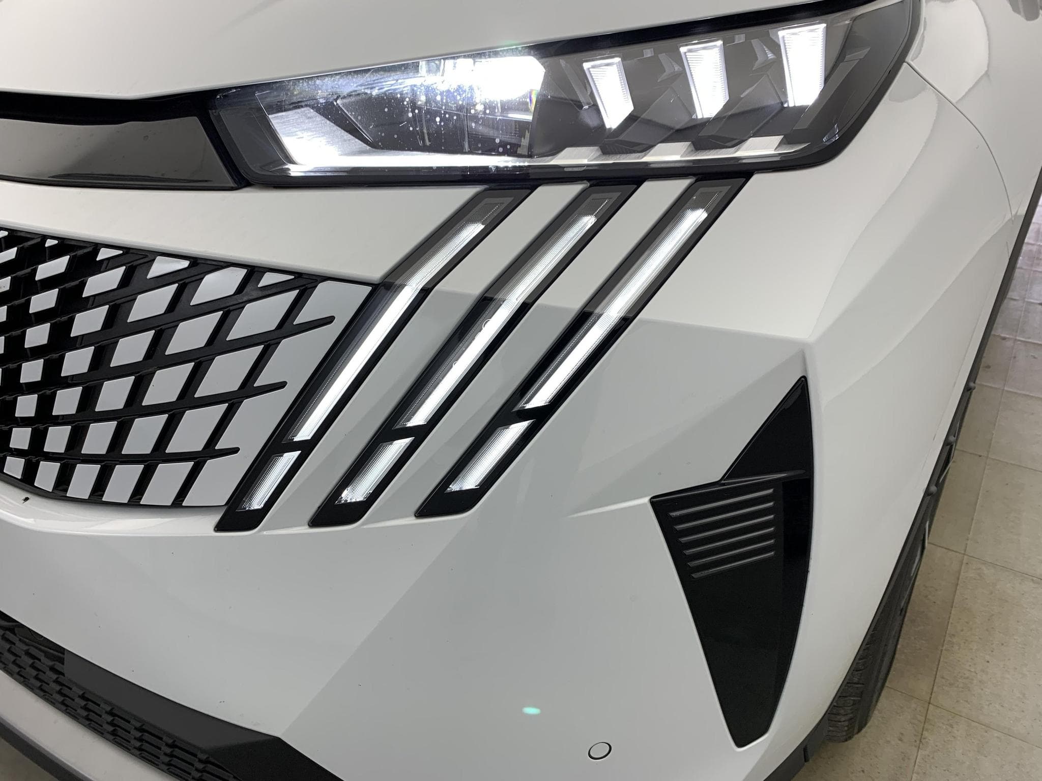 Peugeot 3008 Hybrid 145 e-DCS6 GT (2025) - Photo 11