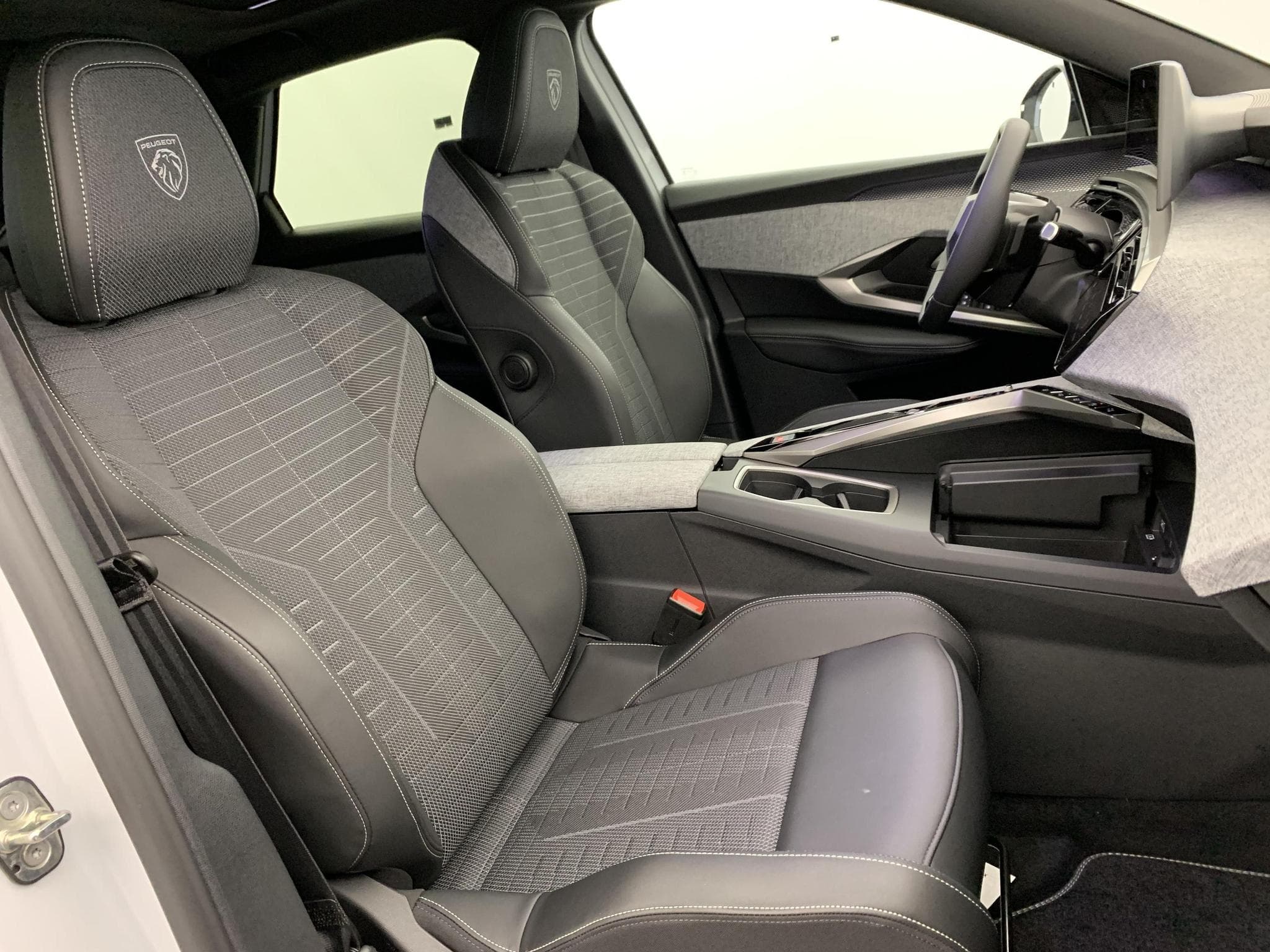 Peugeot 3008 Hybrid 145 e-DCS6 GT (2025) - Photo 12