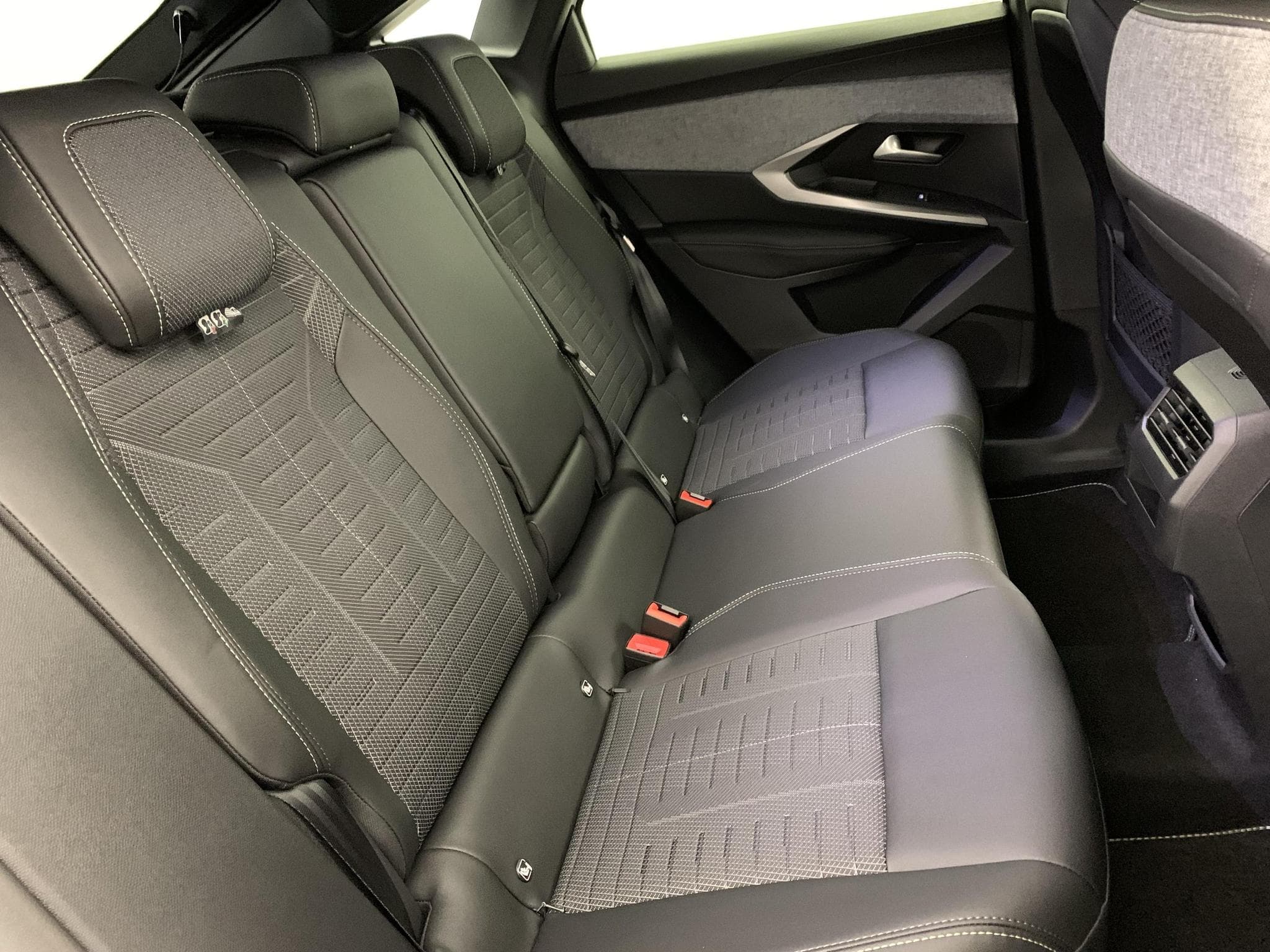 Peugeot 3008 Hybrid 145 e-DCS6 GT (2025) - Photo 13
