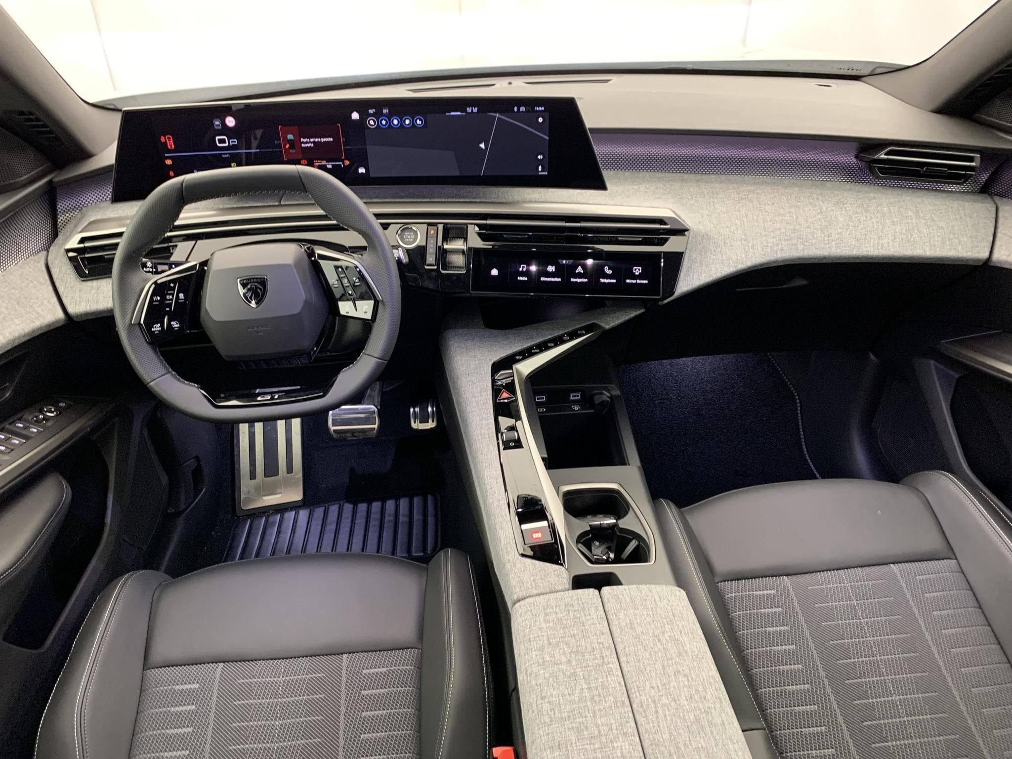 Peugeot 3008 Hybrid 145 e-DCS6 GT (2025) - Photo 17