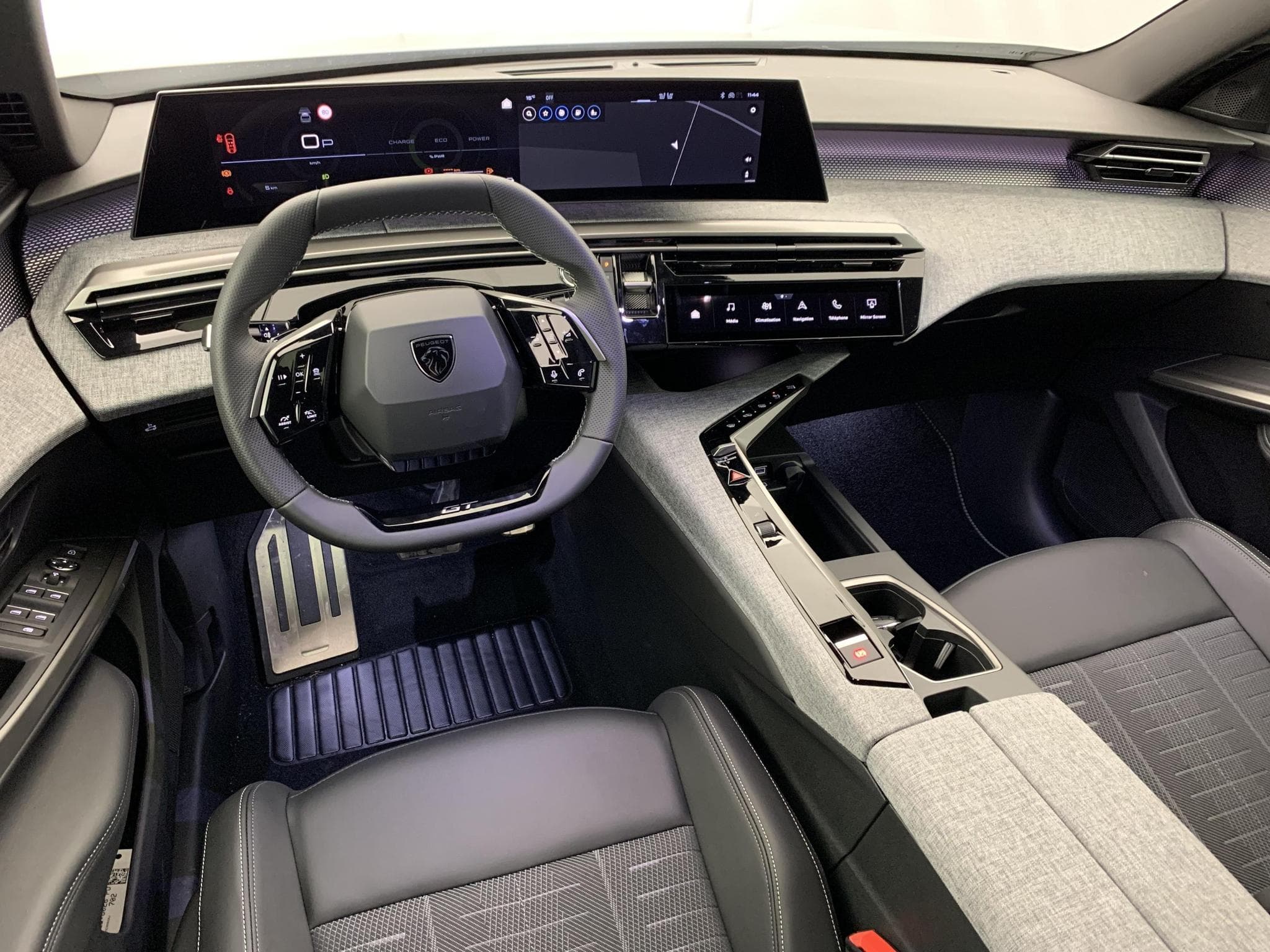 Peugeot 3008 Hybrid 145 e-DCS6 GT (2025) - Photo 18