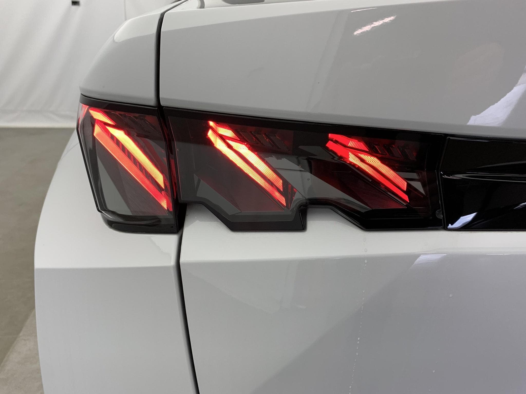 Peugeot 3008 Hybrid 145 e-DCS6 GT (2025) - Photo 9