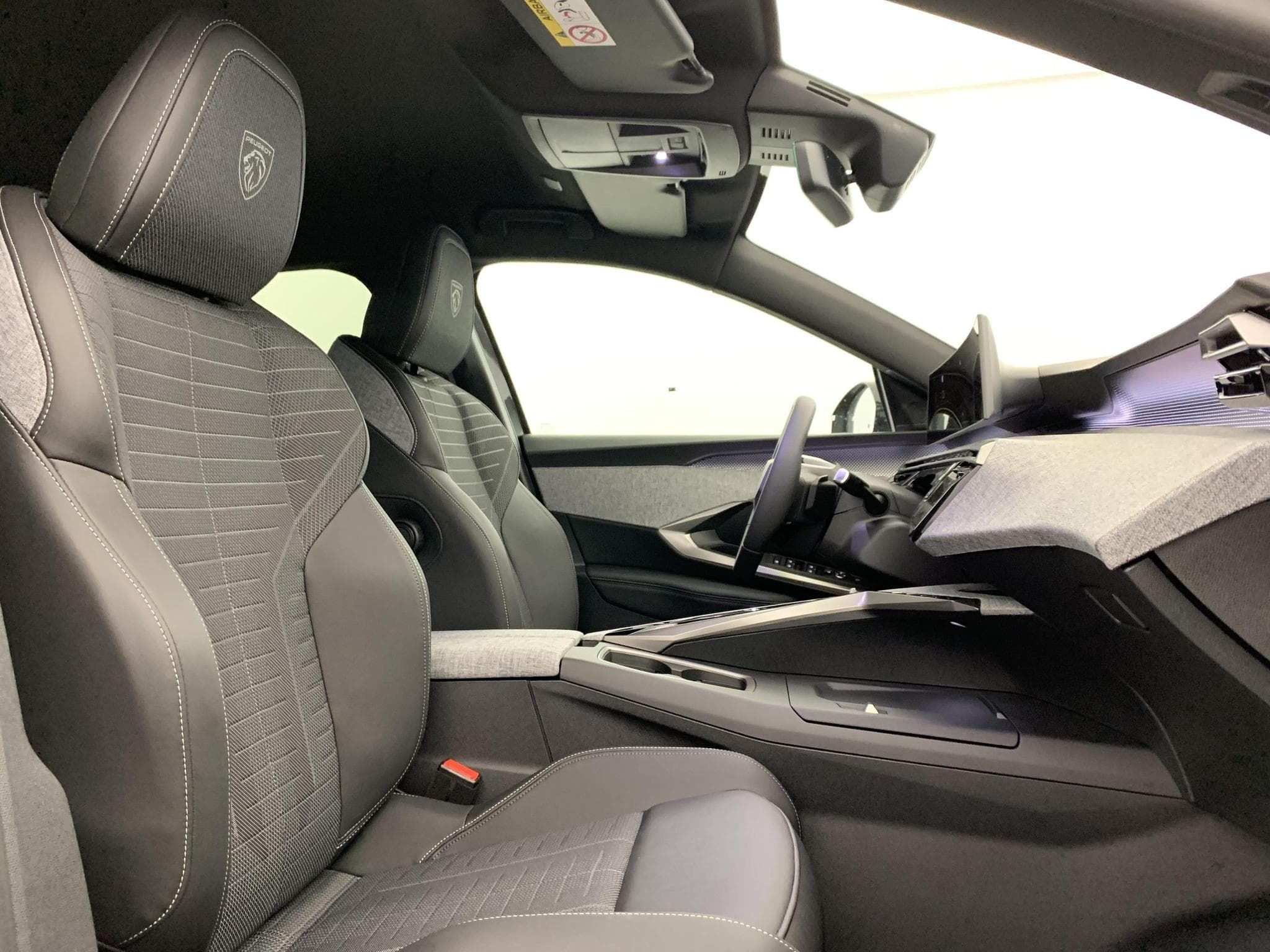 Peugeot 3008 Hybrid 145 e-DCS6 GT (2025) - Photo 9