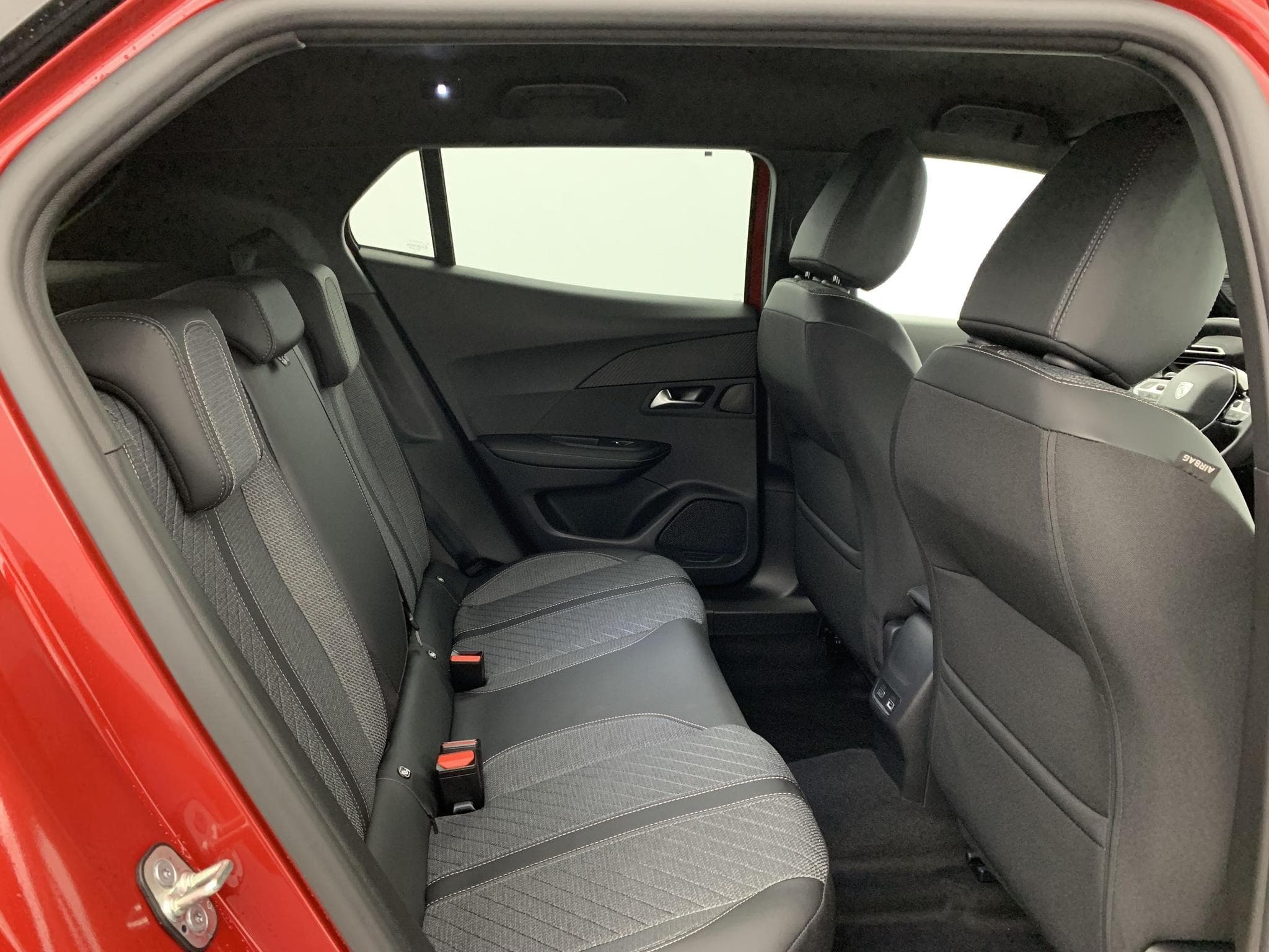 Peugeot 2008 100 S&S BVM6 Allure (2025) - Photo 10