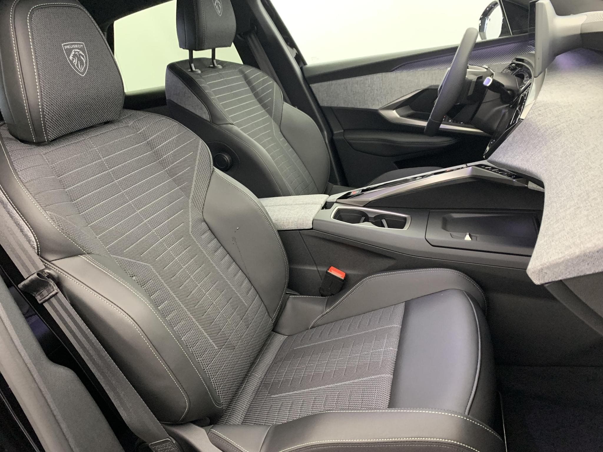 Peugeot 3008 Hybrid 145 e-DCS6 GT (2025) - Photo 13
