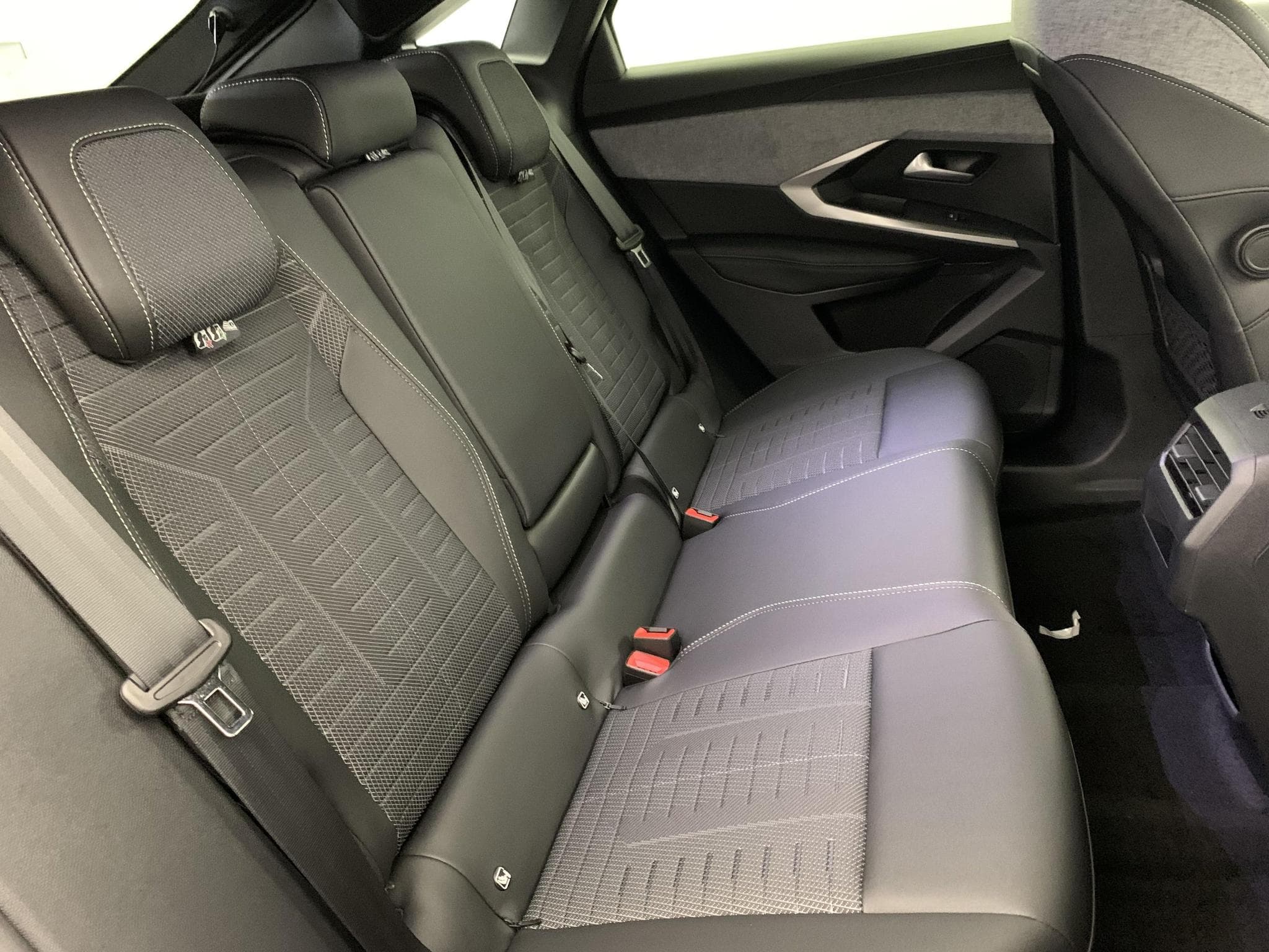 Peugeot 3008 Hybrid 145 e-DCS6 GT (2025) - Photo 14