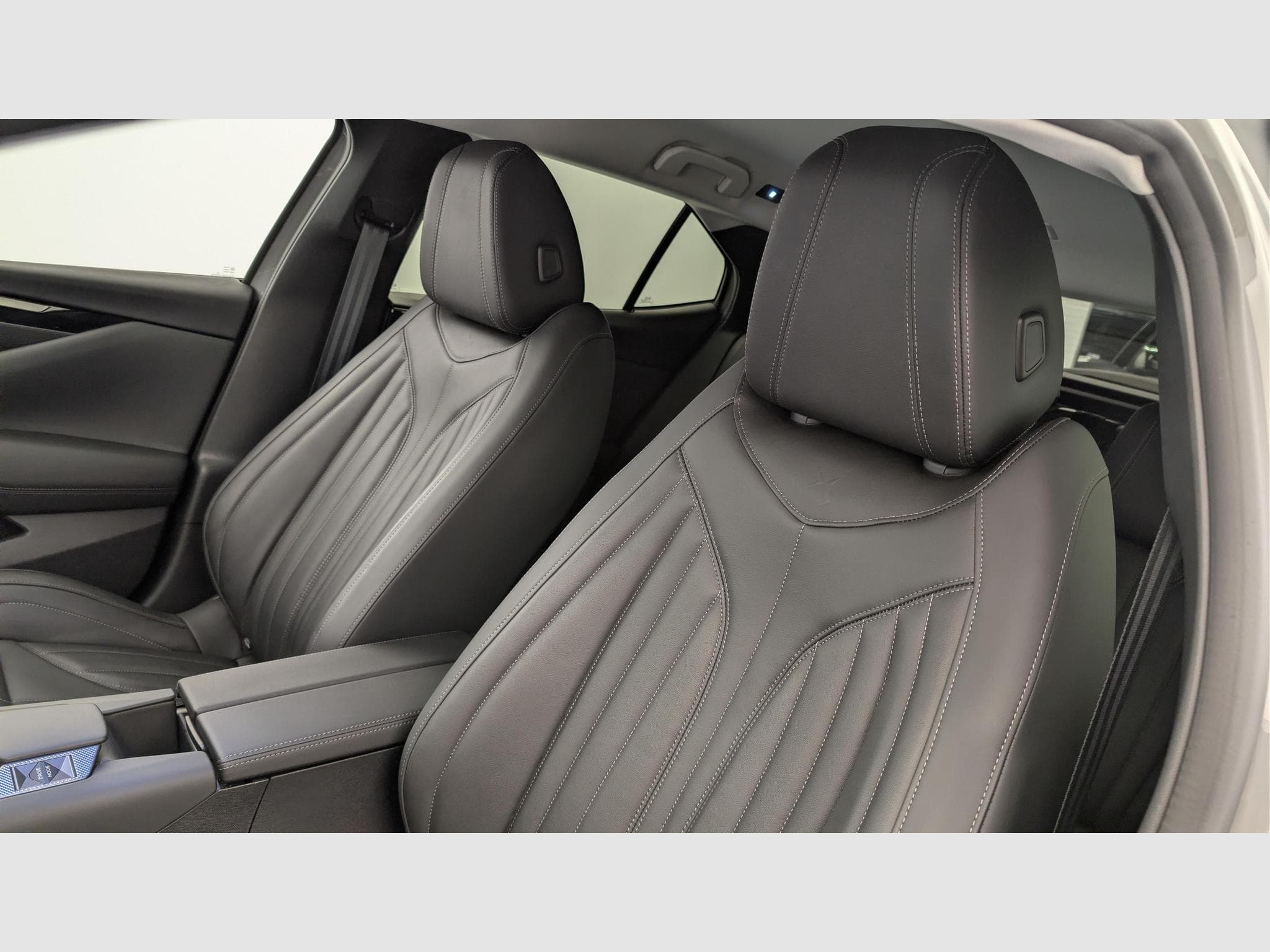 DS Automobiles DS4 PureTech 130 EAT8 Rivoli (2024) - Photo 16