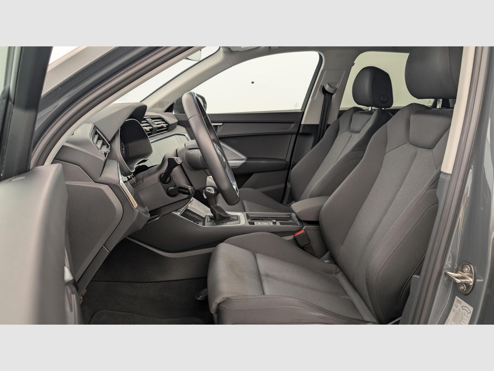 Audi Q3 35 TDI 150 ch S tronic 7 Design (2023) - Photo 16