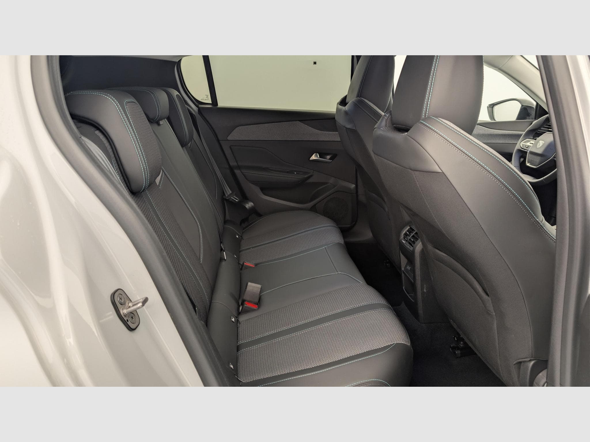 Peugeot 308 Hybrid 145 e-DCS6 Allure (2025) - Photo 10