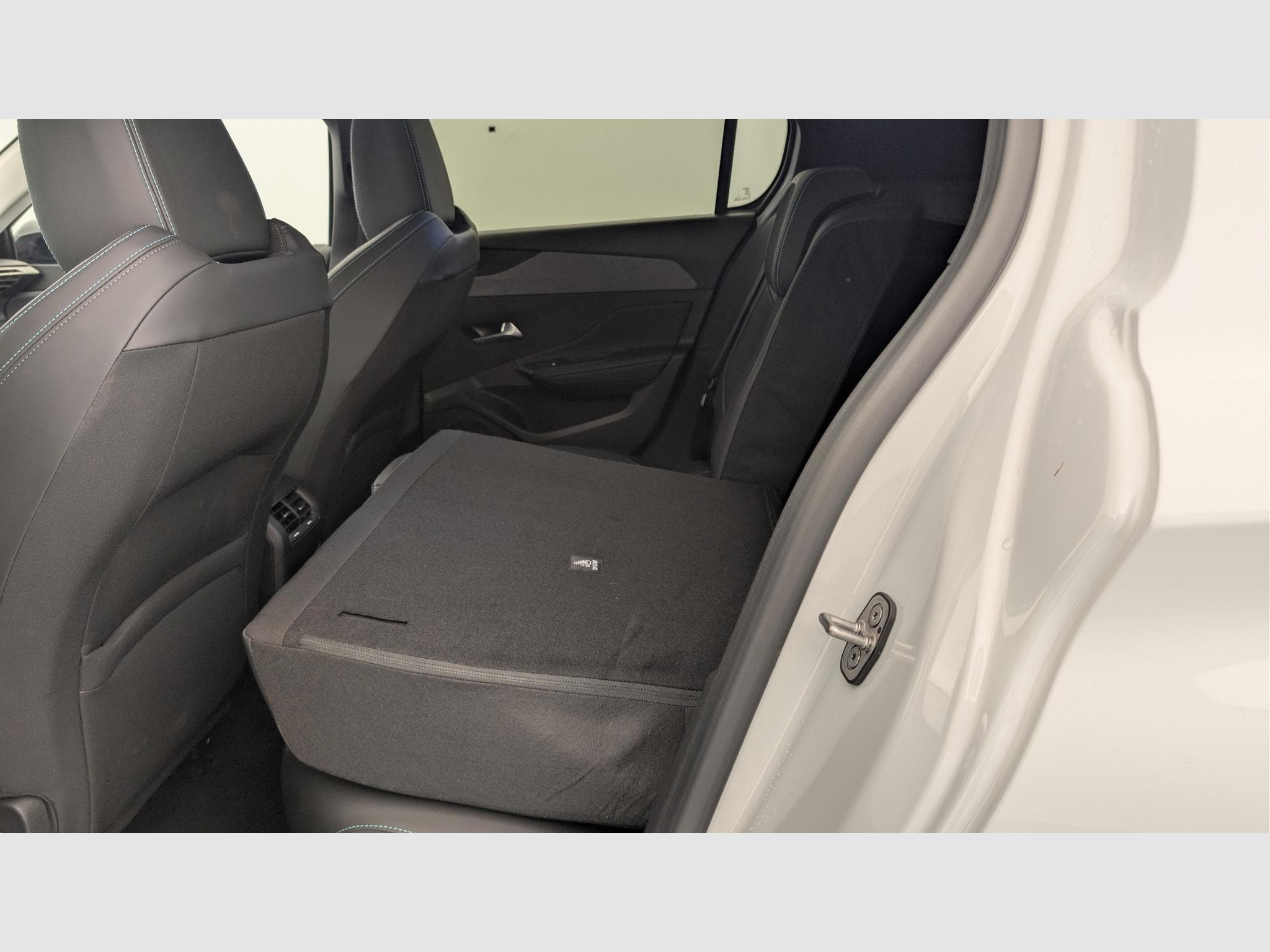Peugeot 308 Hybrid 145 e-DCS6 Allure (2025) - Photo 12