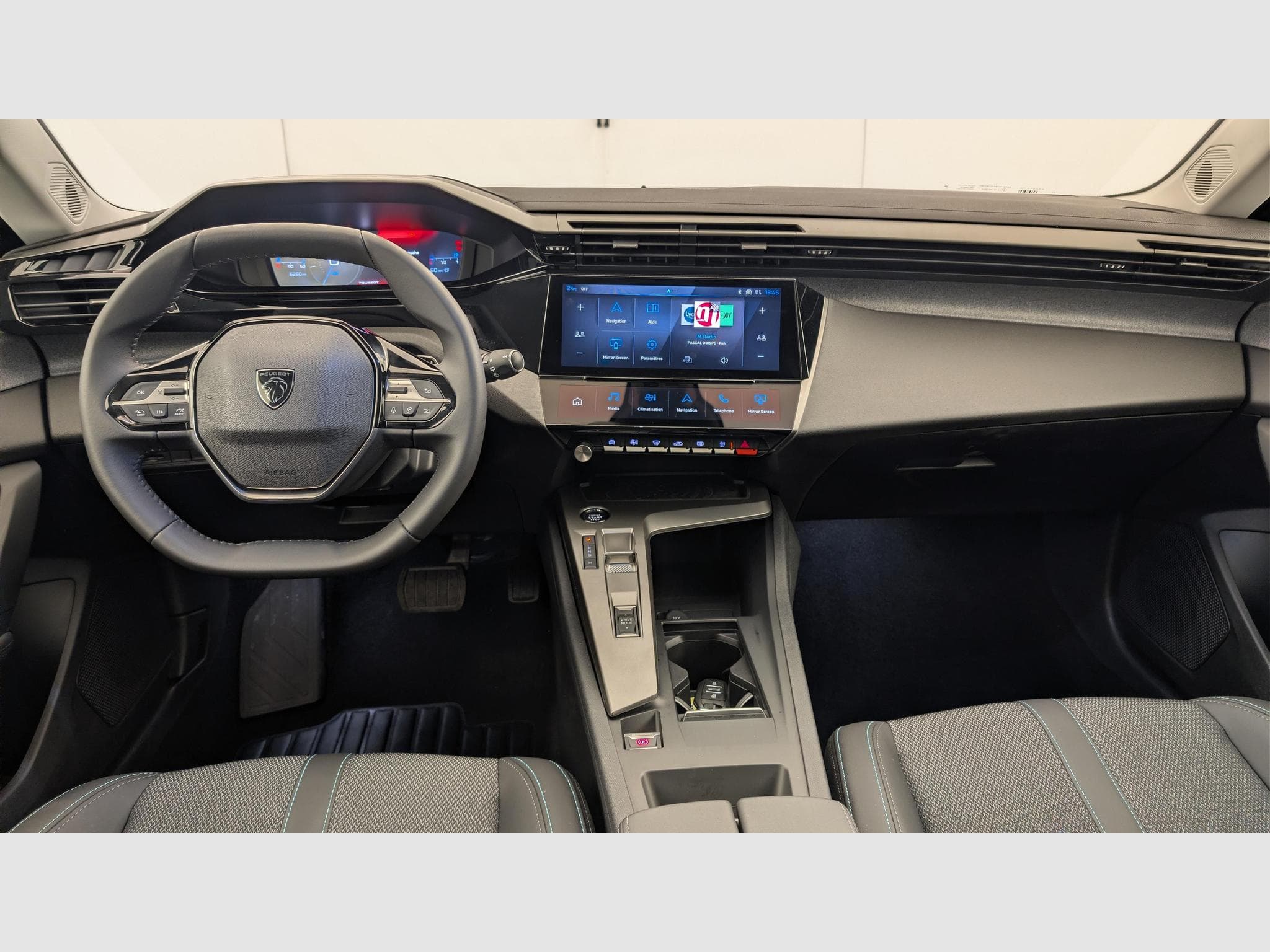 Peugeot 308 Hybrid 145 e-DCS6 Allure (2025) - Photo 13