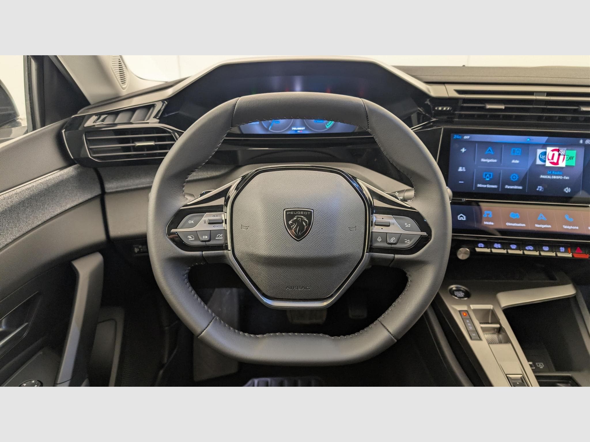 Peugeot 308 Hybrid 145 e-DCS6 Allure (2025) - Photo 14