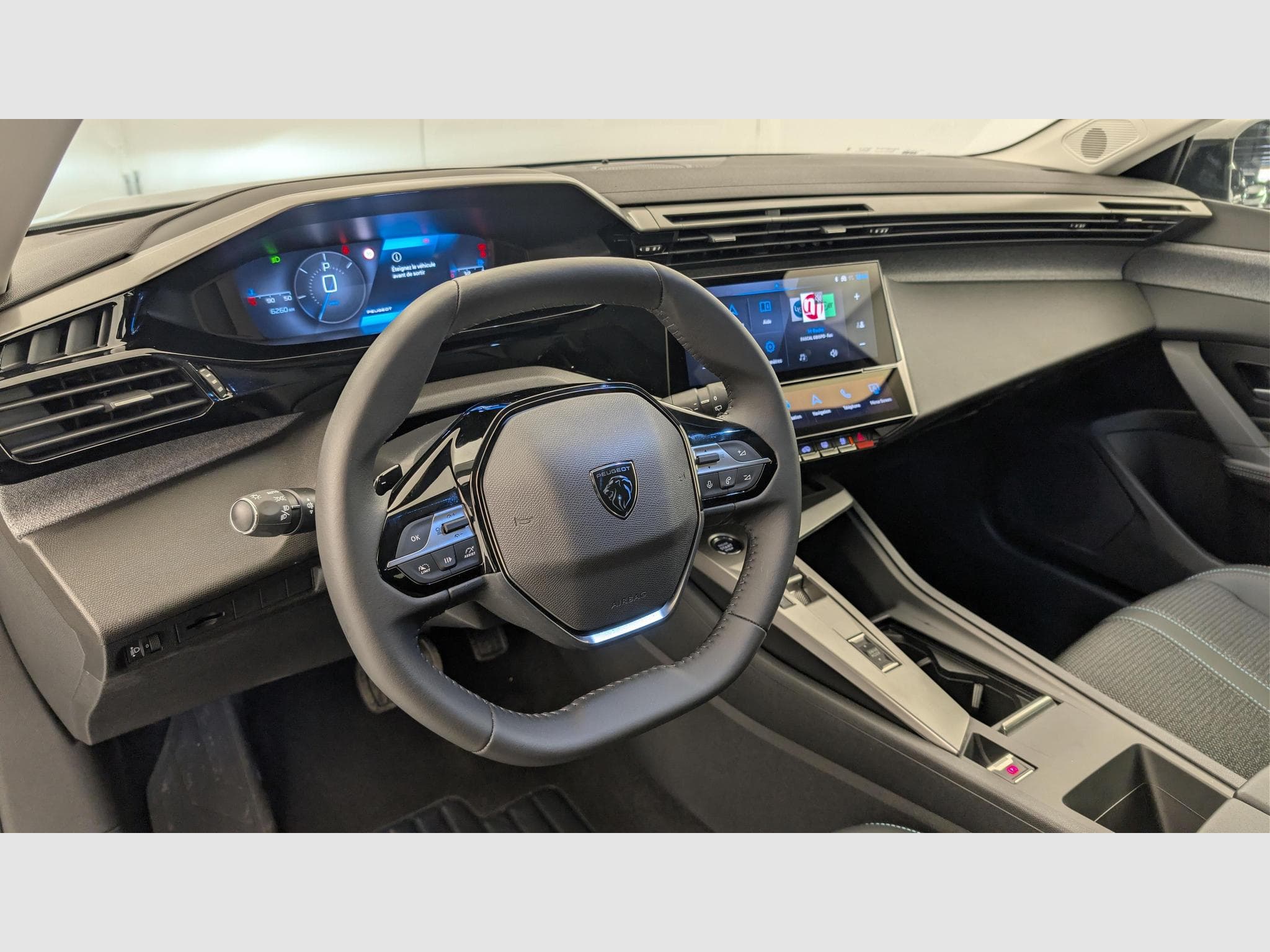 Peugeot 308 Hybrid 145 e-DCS6 Allure (2025) - Photo 15