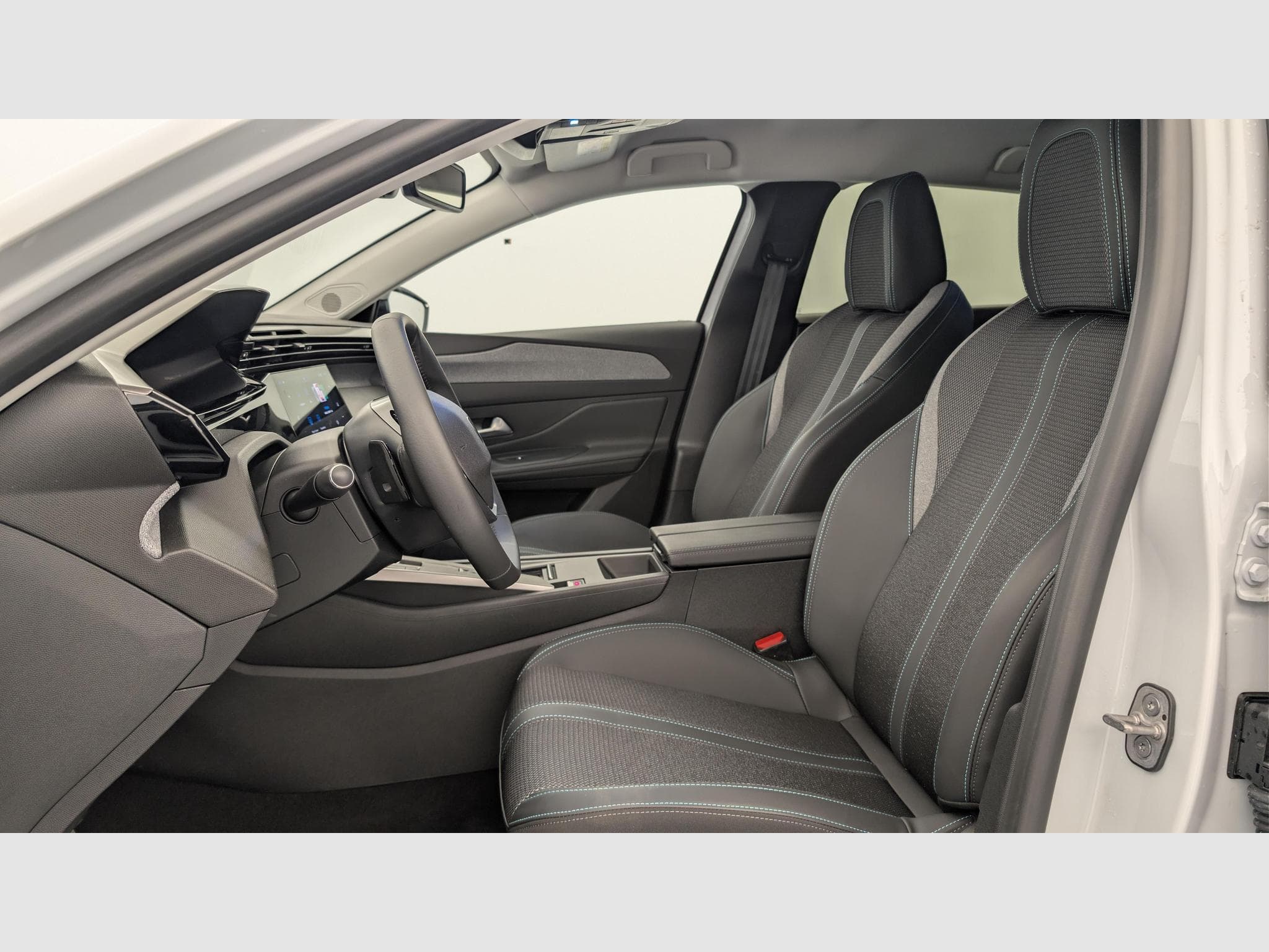 Peugeot 308 Hybrid 145 e-DCS6 Allure (2025) - Photo 16