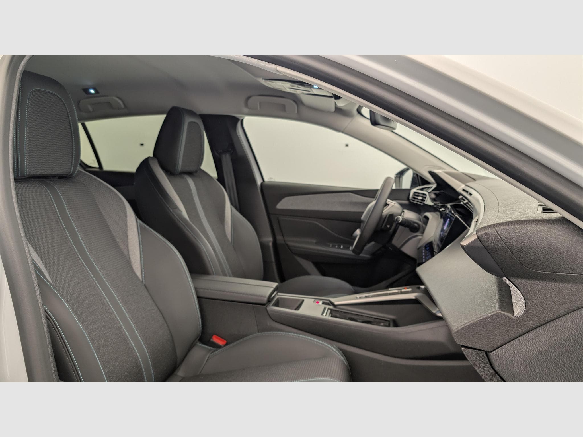 Peugeot 308 Hybrid 145 e-DCS6 Allure (2025) - Photo 9