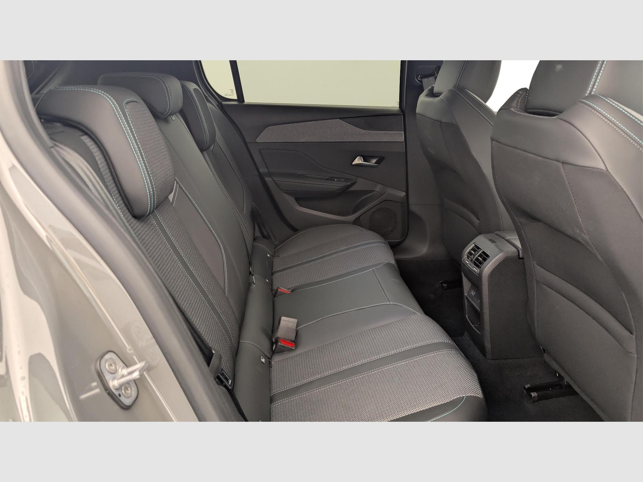 Peugeot 308 Hybrid 145 e-DCS6 Allure (2025) - Photo 10