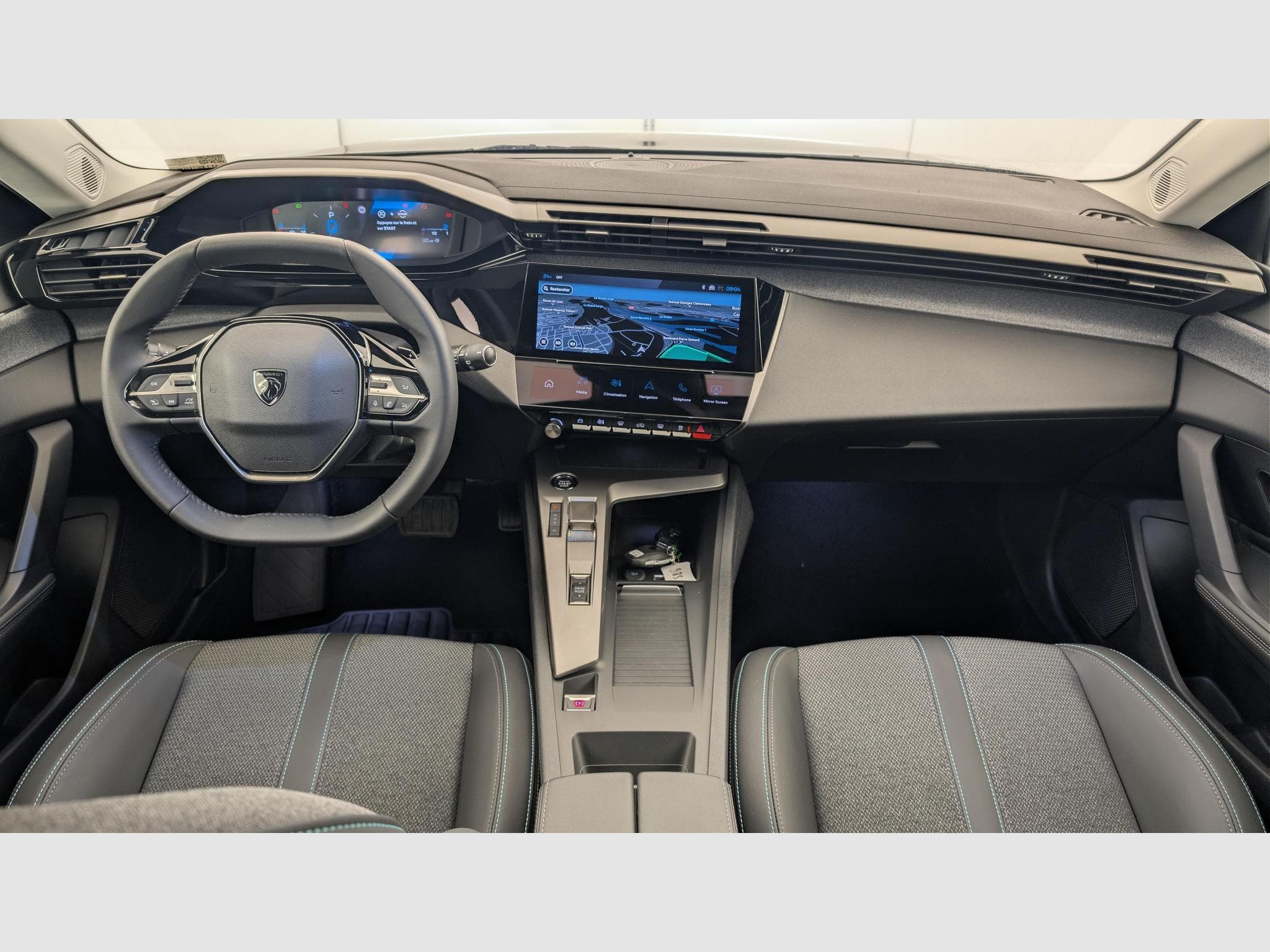 Peugeot 308 Hybrid 145 e-DCS6 Allure (2025) - Photo 13