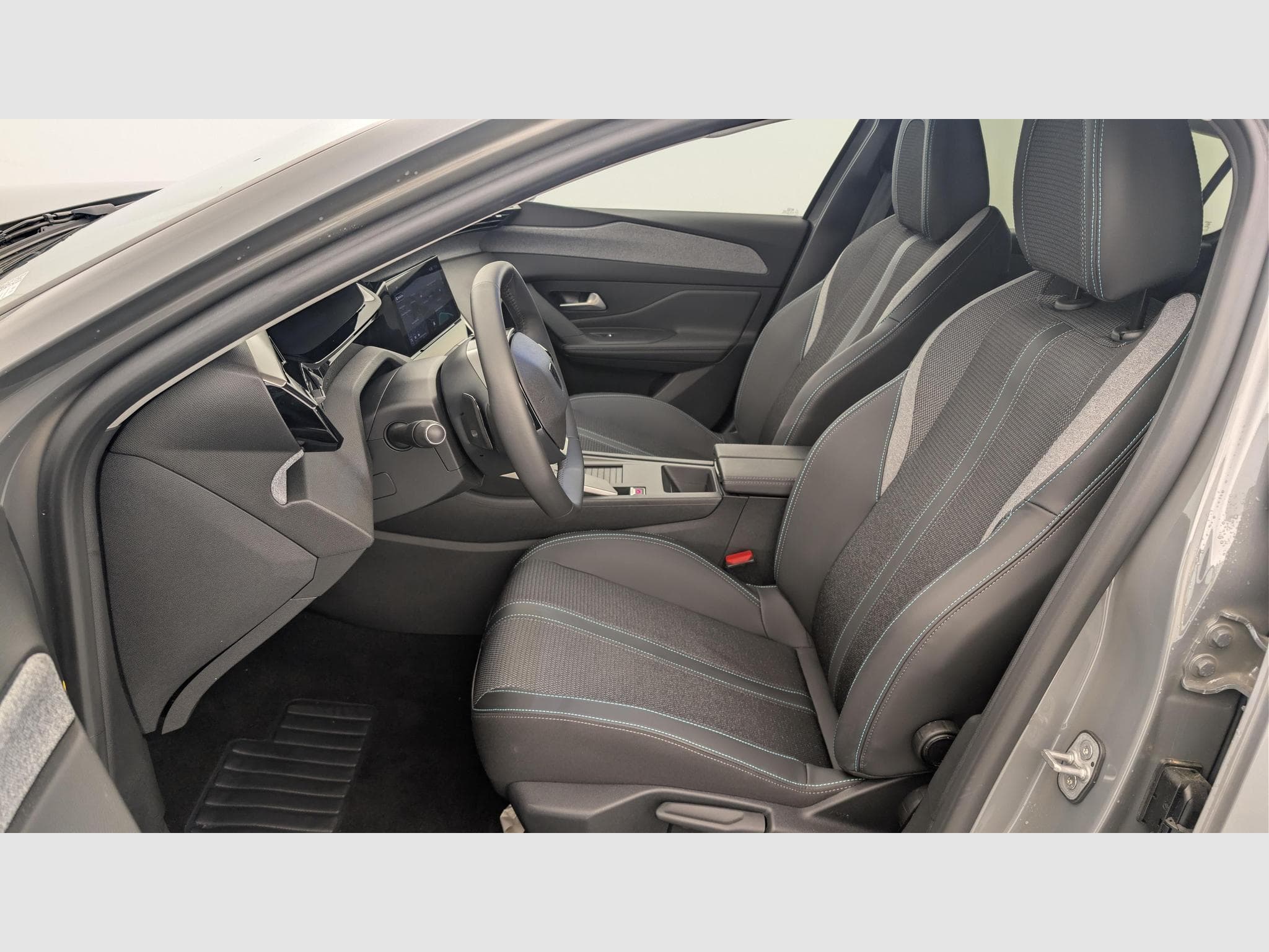 Peugeot 308 Hybrid 145 e-DCS6 Allure (2025) - Photo 16