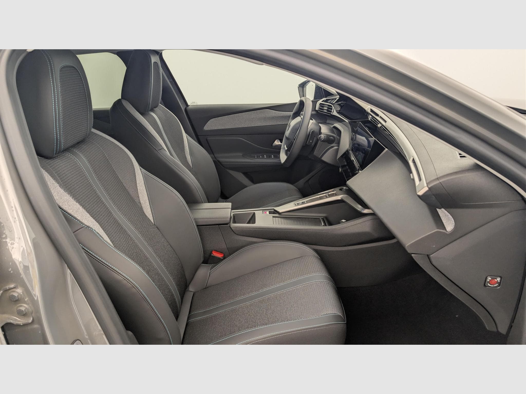 Peugeot 308 Hybrid 145 e-DCS6 Allure (2025) - Photo 9