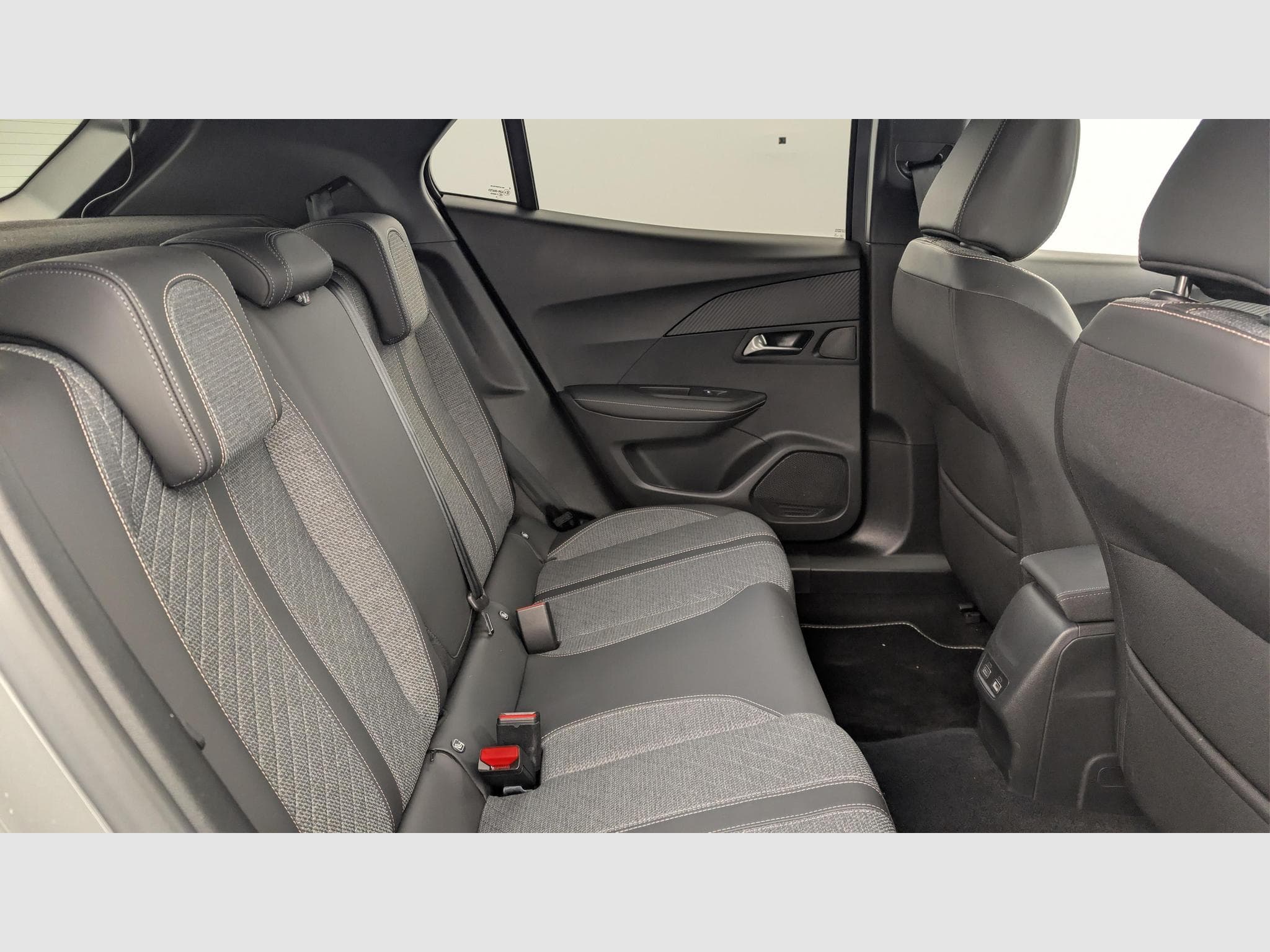 Peugeot 2008 PureTech 100 S&S BVM6 Allure (2024) - Photo 10
