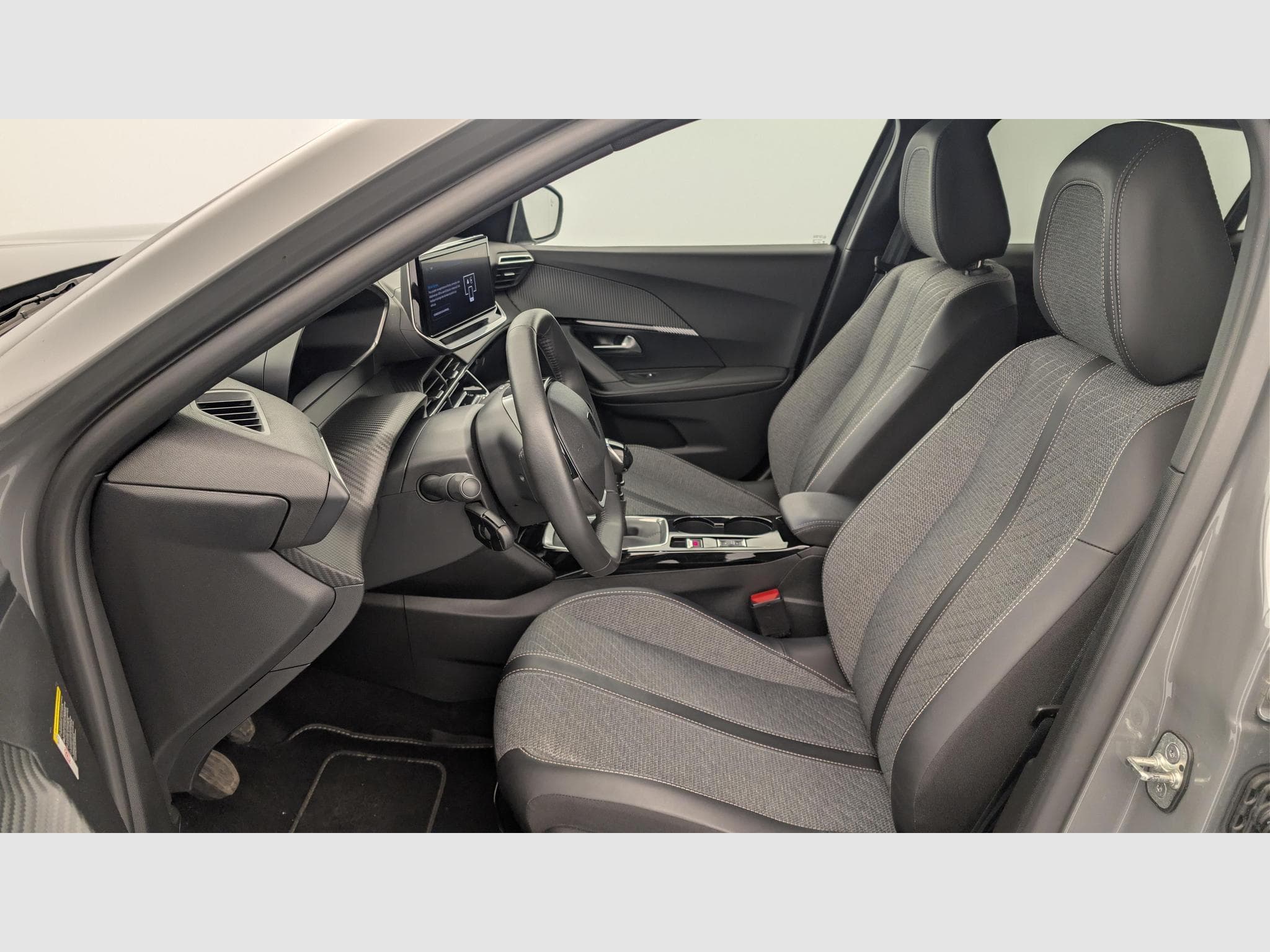Peugeot 2008 PureTech 100 S&S BVM6 Allure (2024) - Photo 16