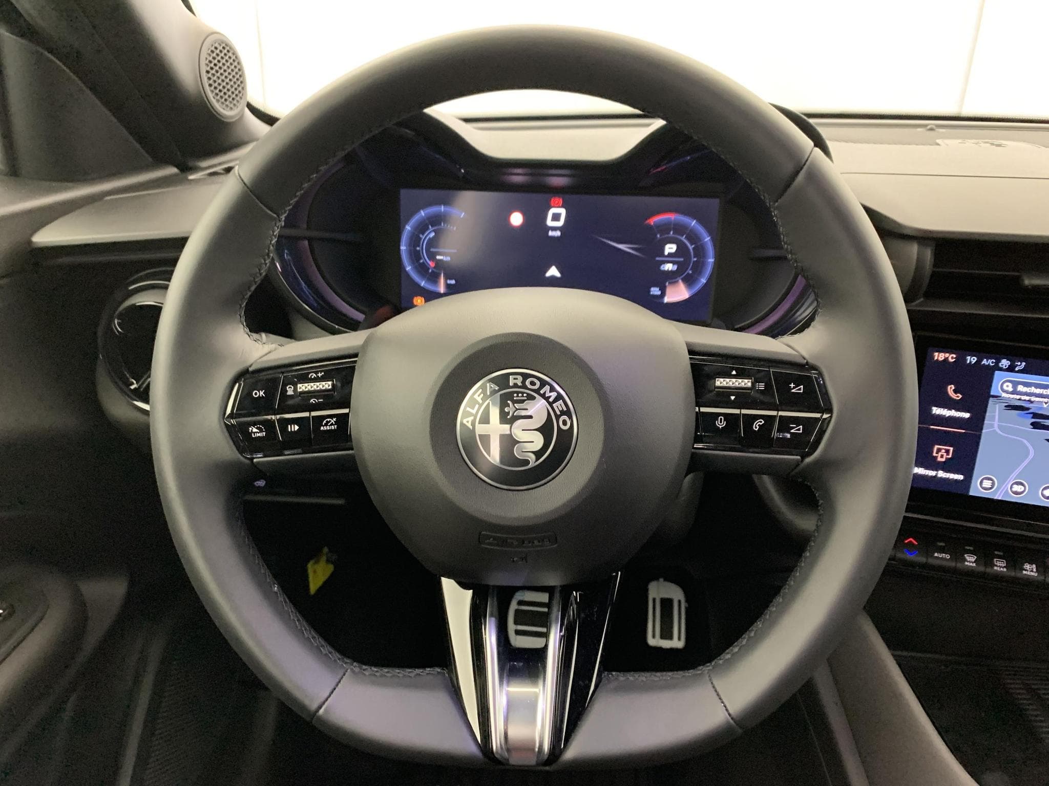 Alfa-Romeo Junior 1.2 Ibrida 145 ch e-DCT6 Ti (2026) - Photo 16