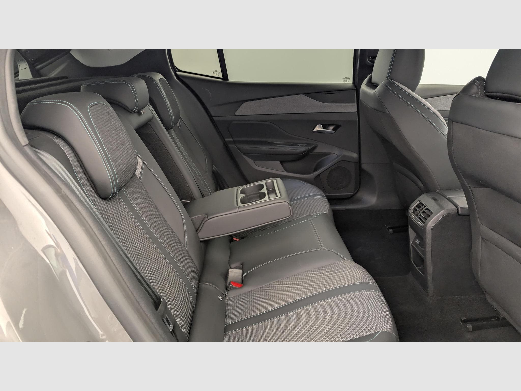 Peugeot 408 Hybrid 145 e-DCS6 Allure (2025) - Photo 10